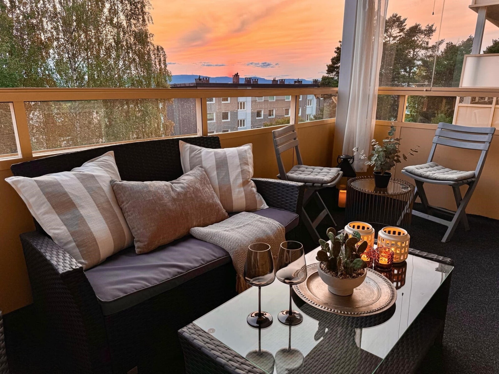 EIE eiendomsmegling har gleden av å presentene en gjennomgående og nyoppusset 3- roms med solrik og skjermet beliggenhet i populære "Gullrekken". Galleribilde