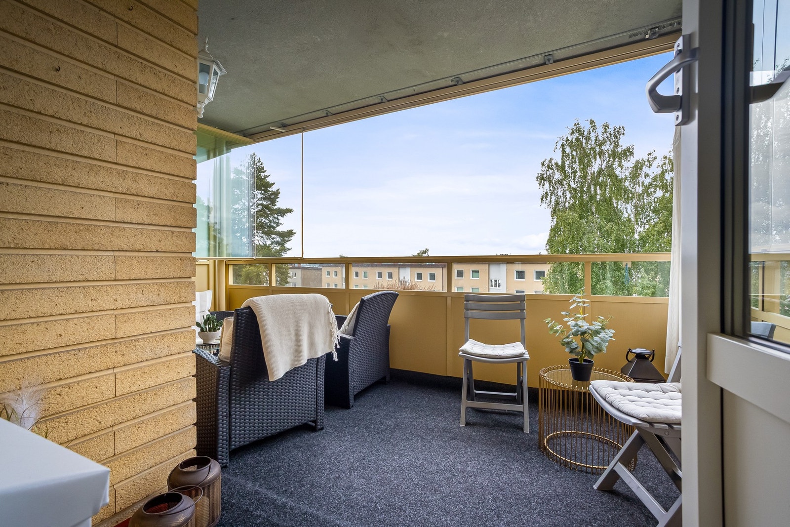 Flott, vestvendt balkong på 12 m2 med grønt utsyn. Galleribilde