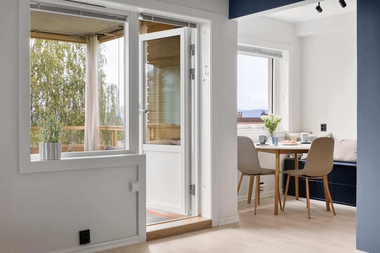 Generøs takhøyde som gir leiligheten et lyst og luftig preg. Galleribilde