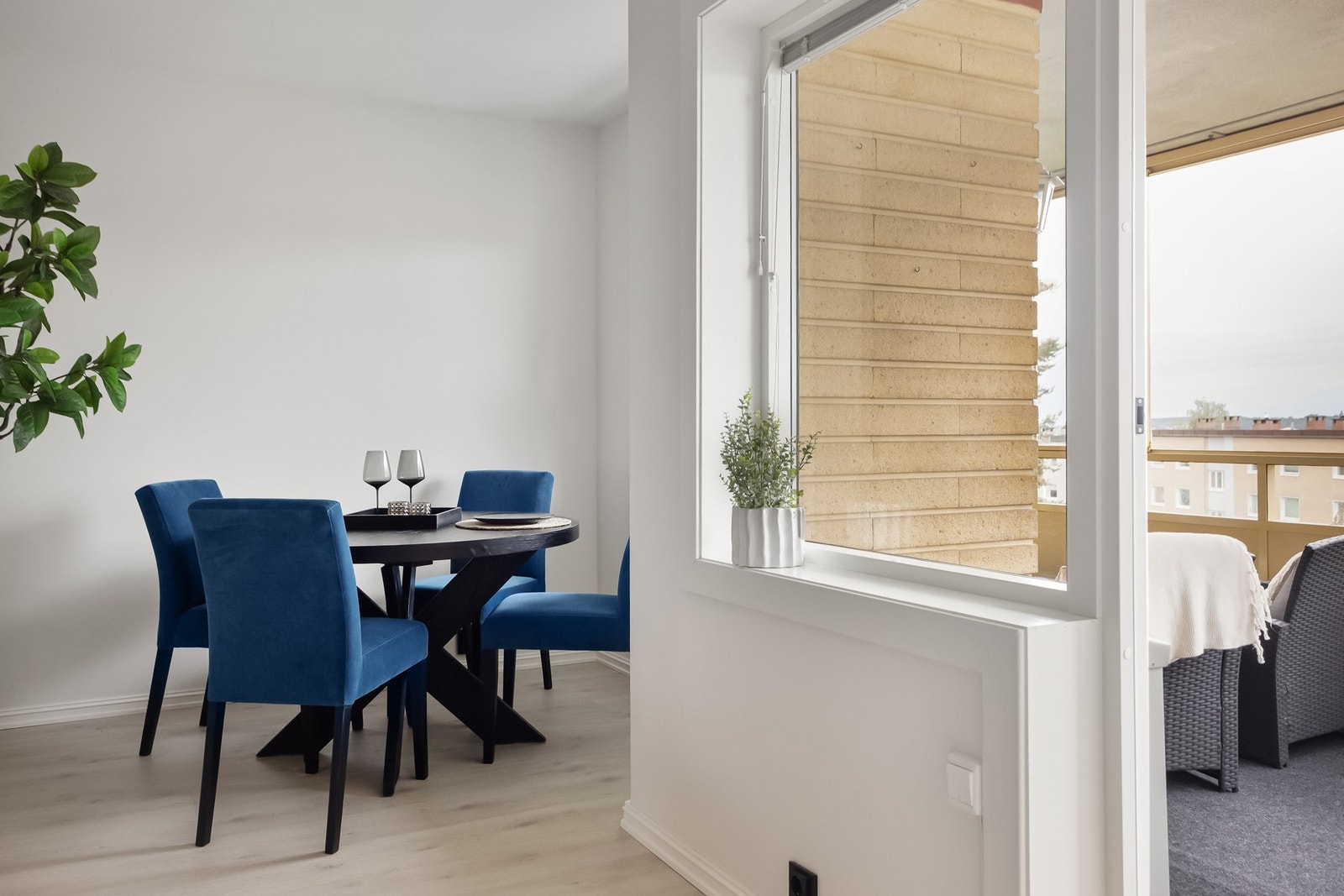 Stuen og balkongen vender mot vest med optimale sol- og lysforhold til leiligheten. Galleribilde