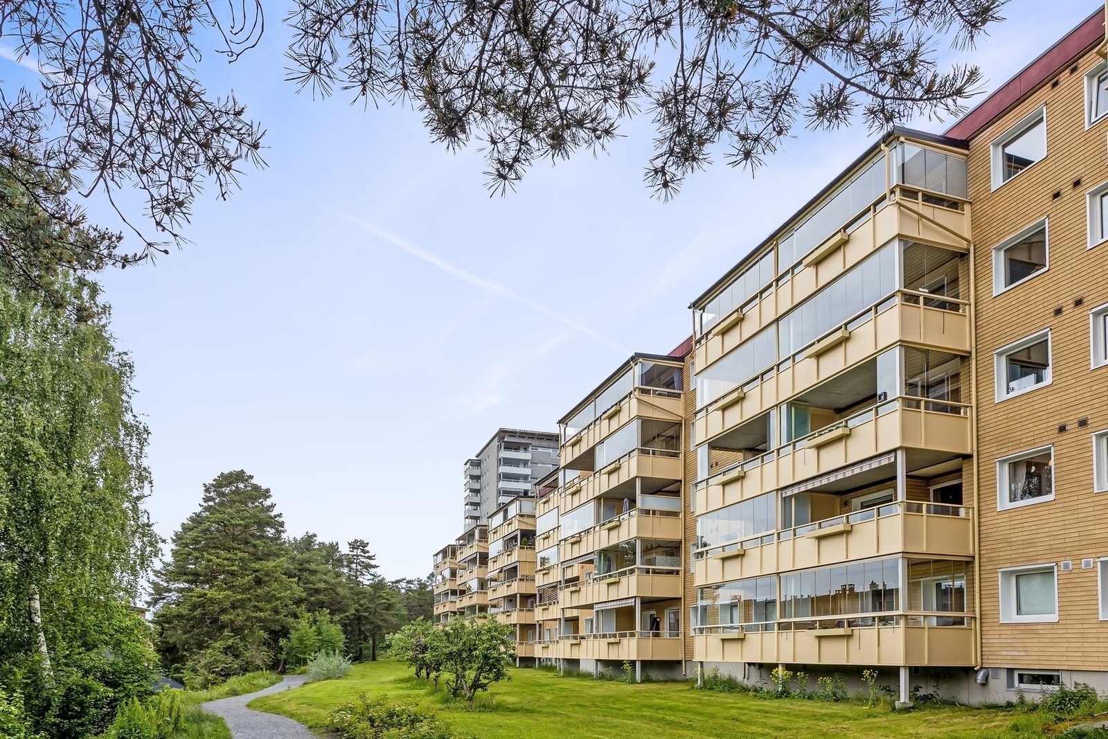 Borettslaget har flotte, bilfrie fellesarealer med plen og beplantning. Galleribilde