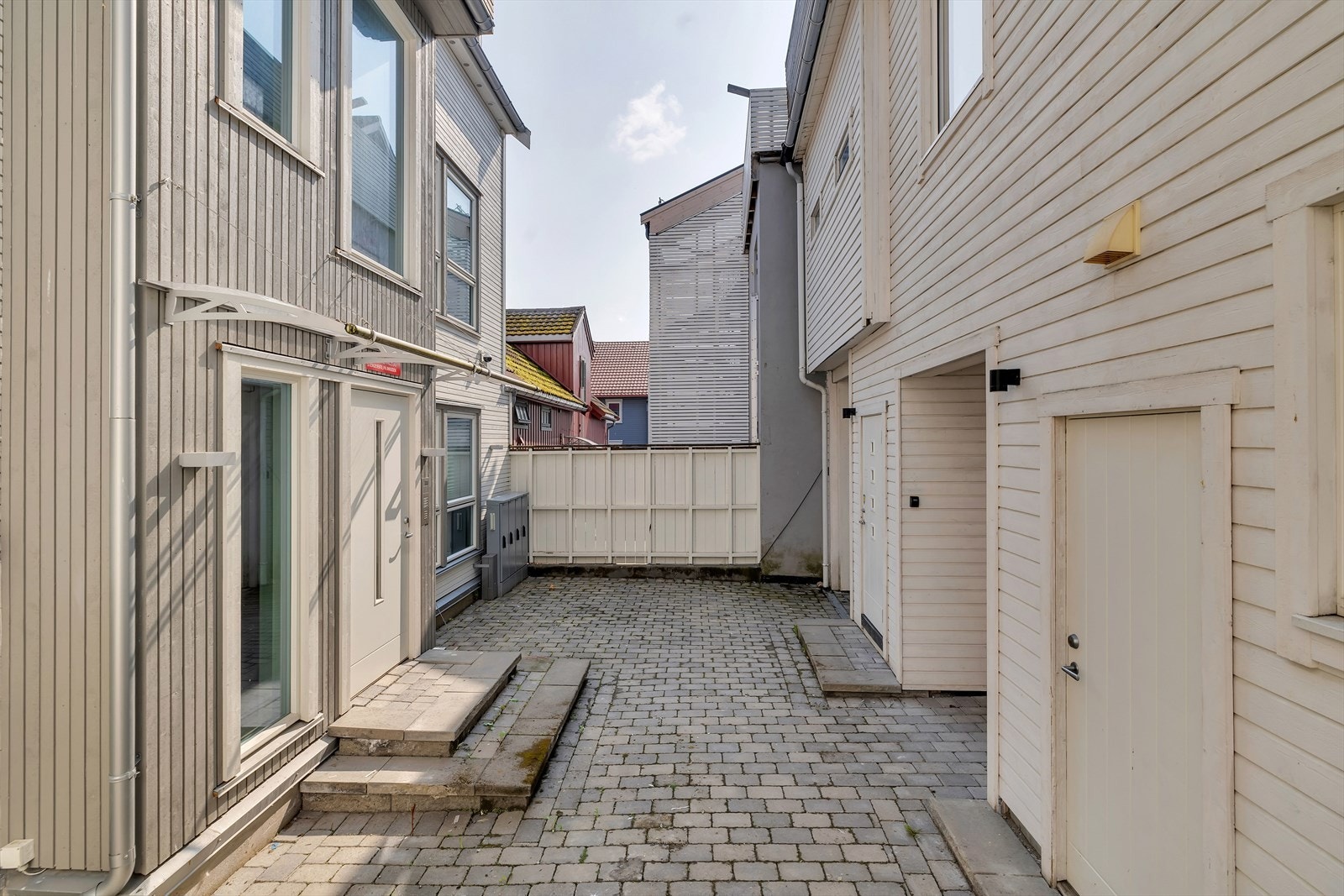 Bakgården deles mellom dette sameiet i 7A og bygget bak med 3 leiligheter som er 7B, Galleribilde