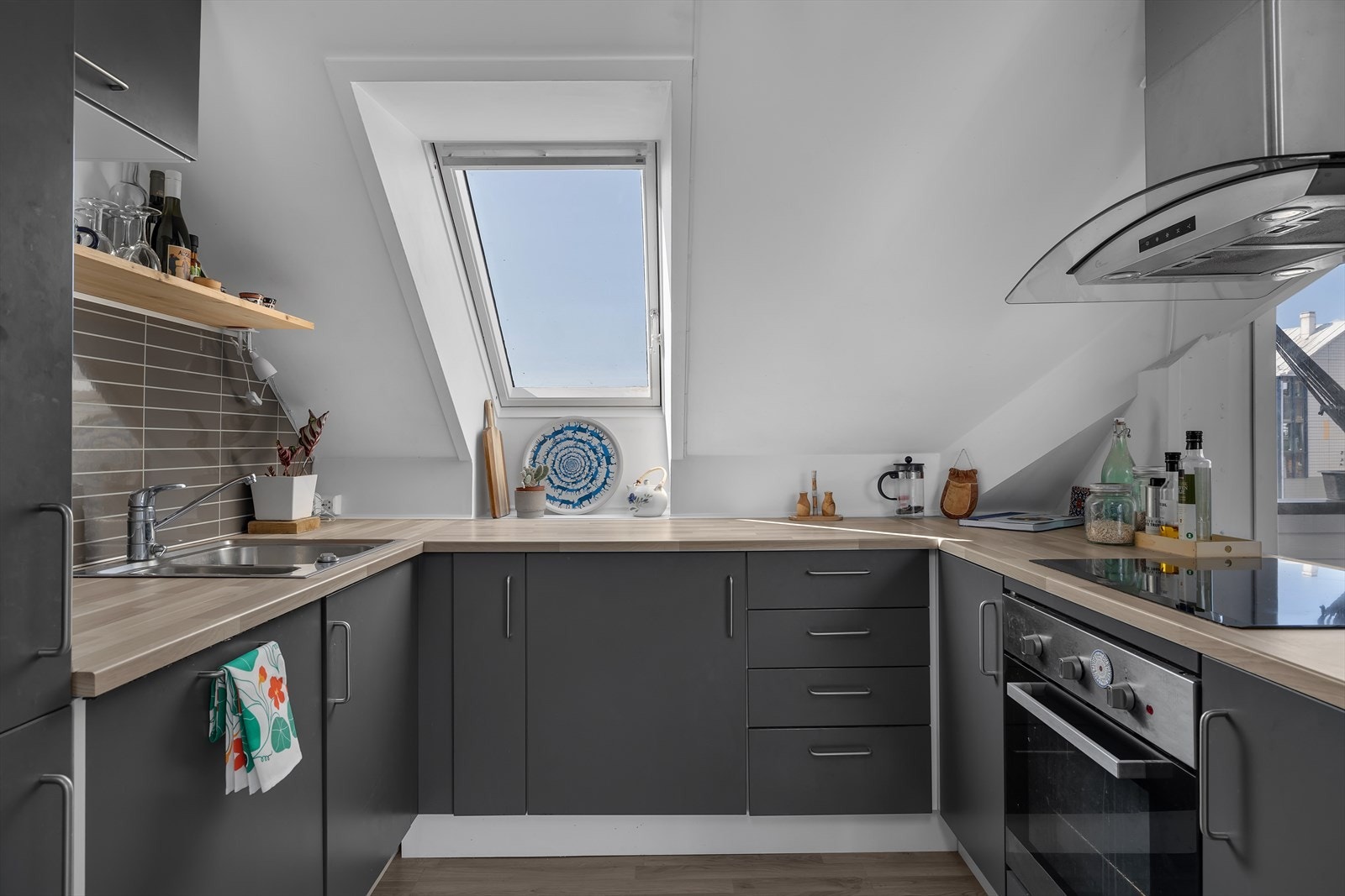 Kjøkkenet har integrerte hvitevarer Galleribilde