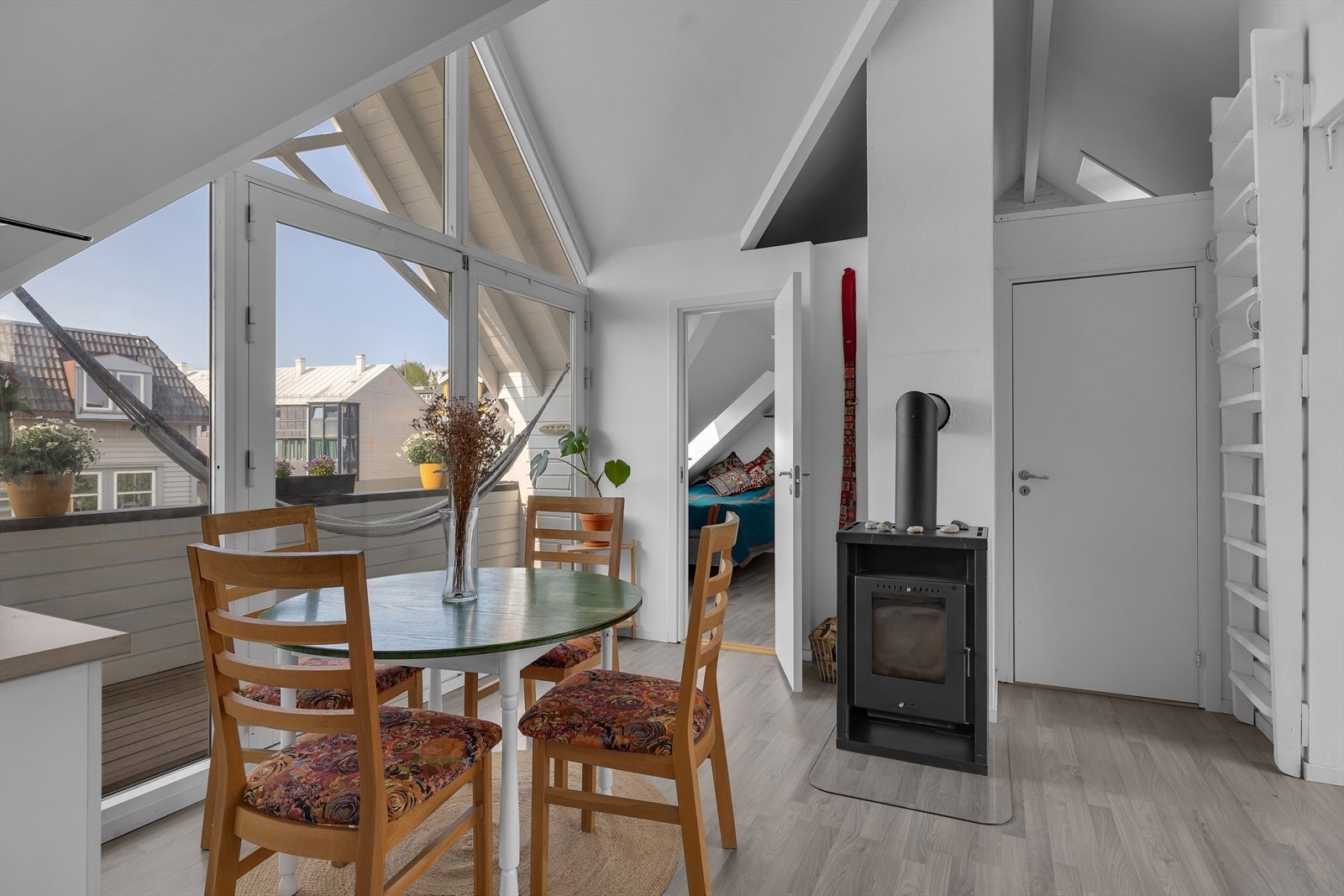 Store vindusflater mot sør som gir rikelig med lysinnslipp og utsikt Galleribilde