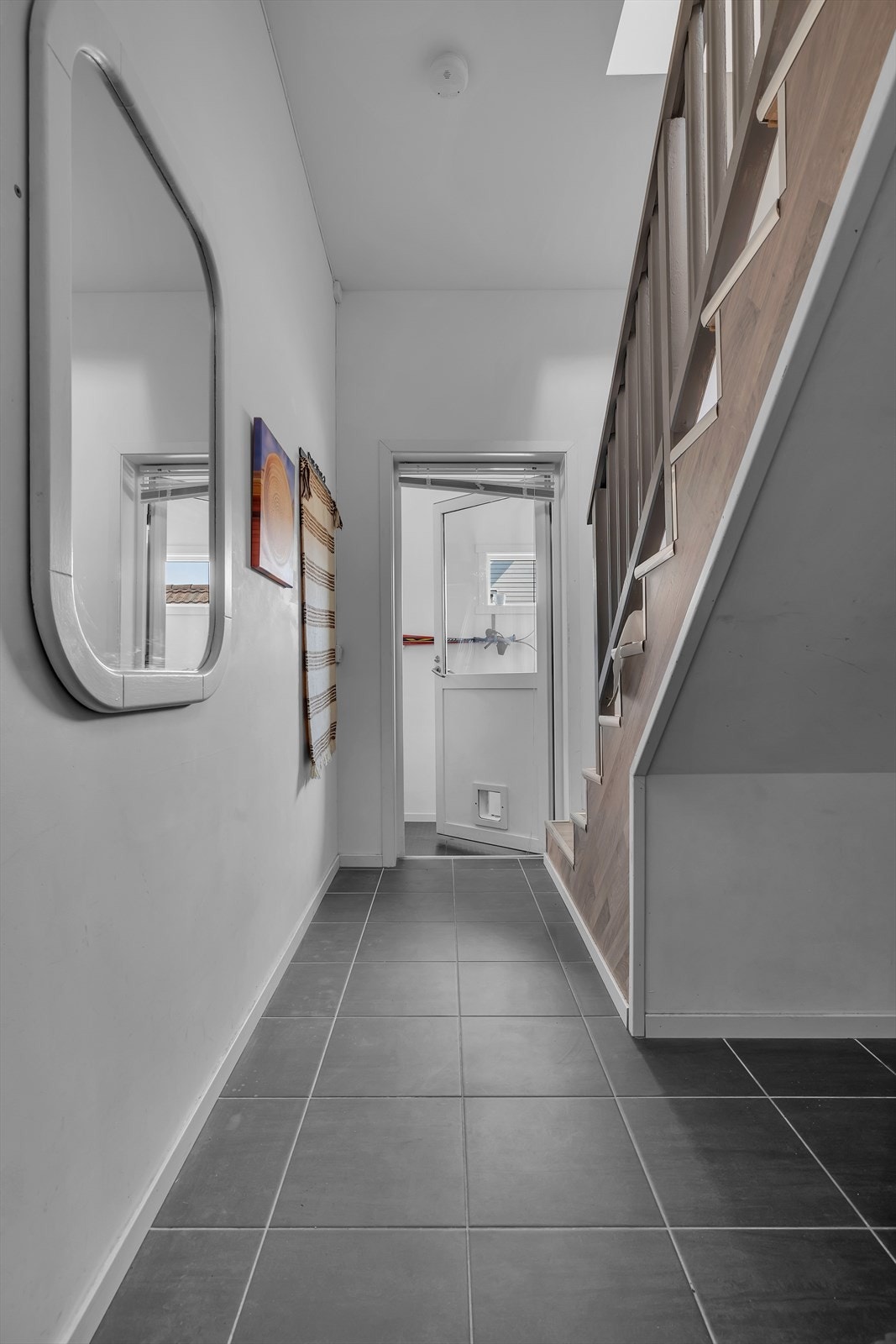 Gang med varme i gulvet og fliser. Praktisk bodrom i samme etasje. Galleribilde