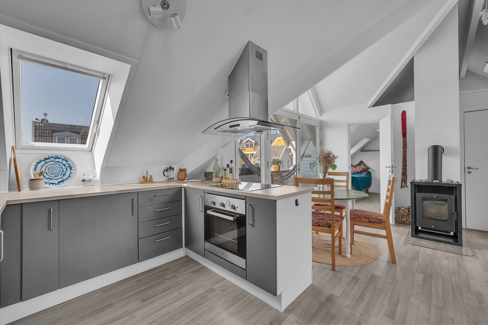 Åpen løsning mellom kjøkken og spisebordet Galleribilde