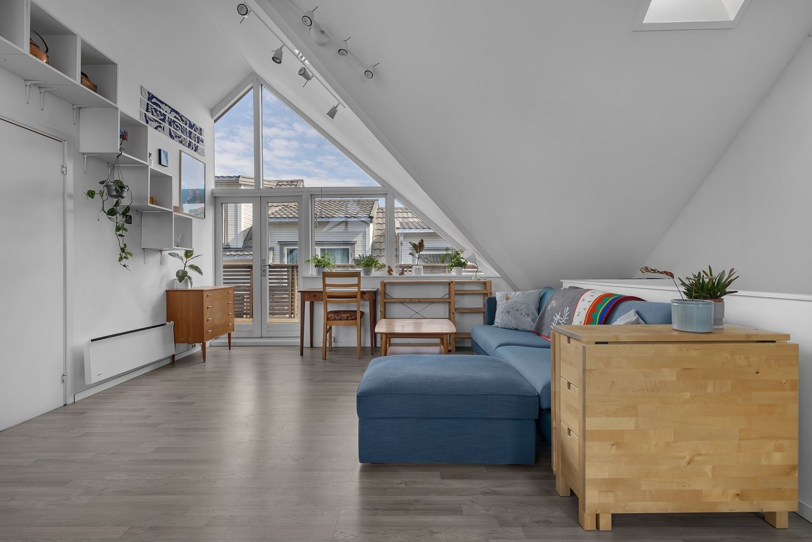 Utgang via balkongdører til privat terrasse som bare tilhører leiligheten Galleribilde