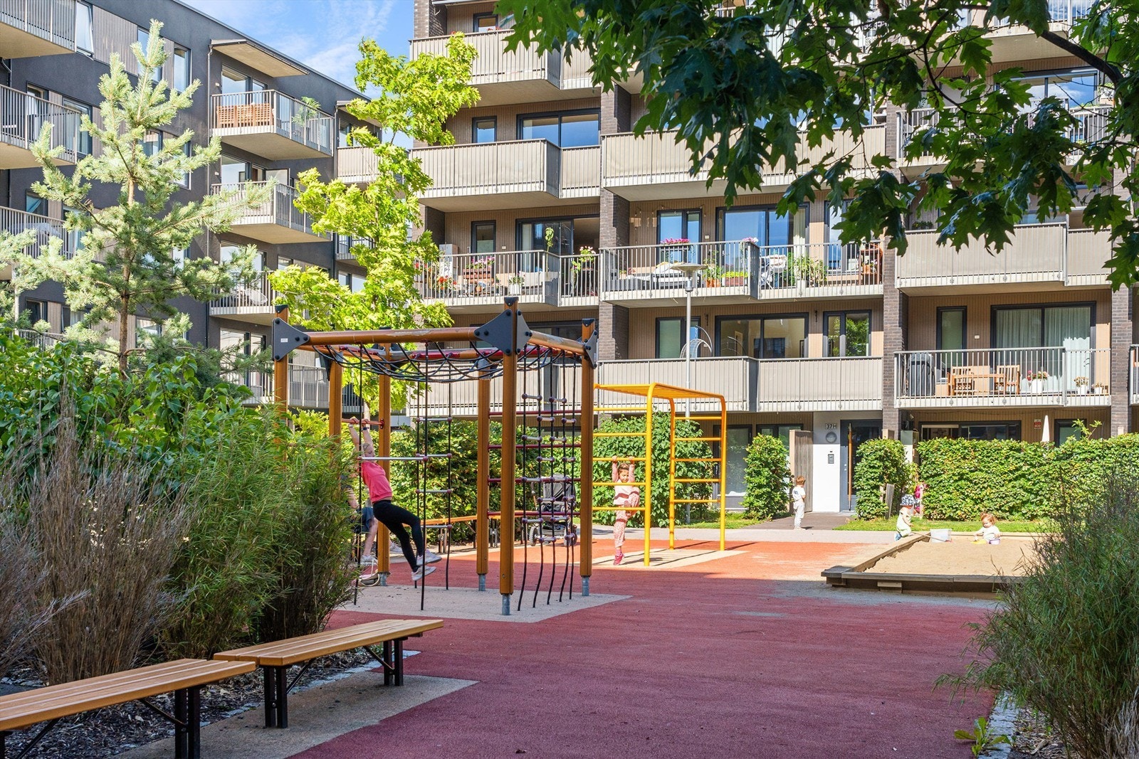 Sameiets fellesarealer er pent opparbeidet med blant annet innerveier av asfalt og belegningsstein, plenareler, diverse beplantning og lekeplass for barna. Galleribilde