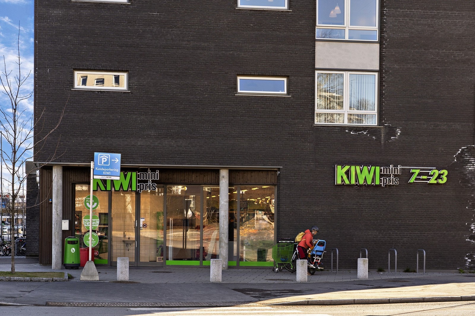 Rema 1000 og Kiwi-butikk i umiddelbar nærhet. Galleribilde