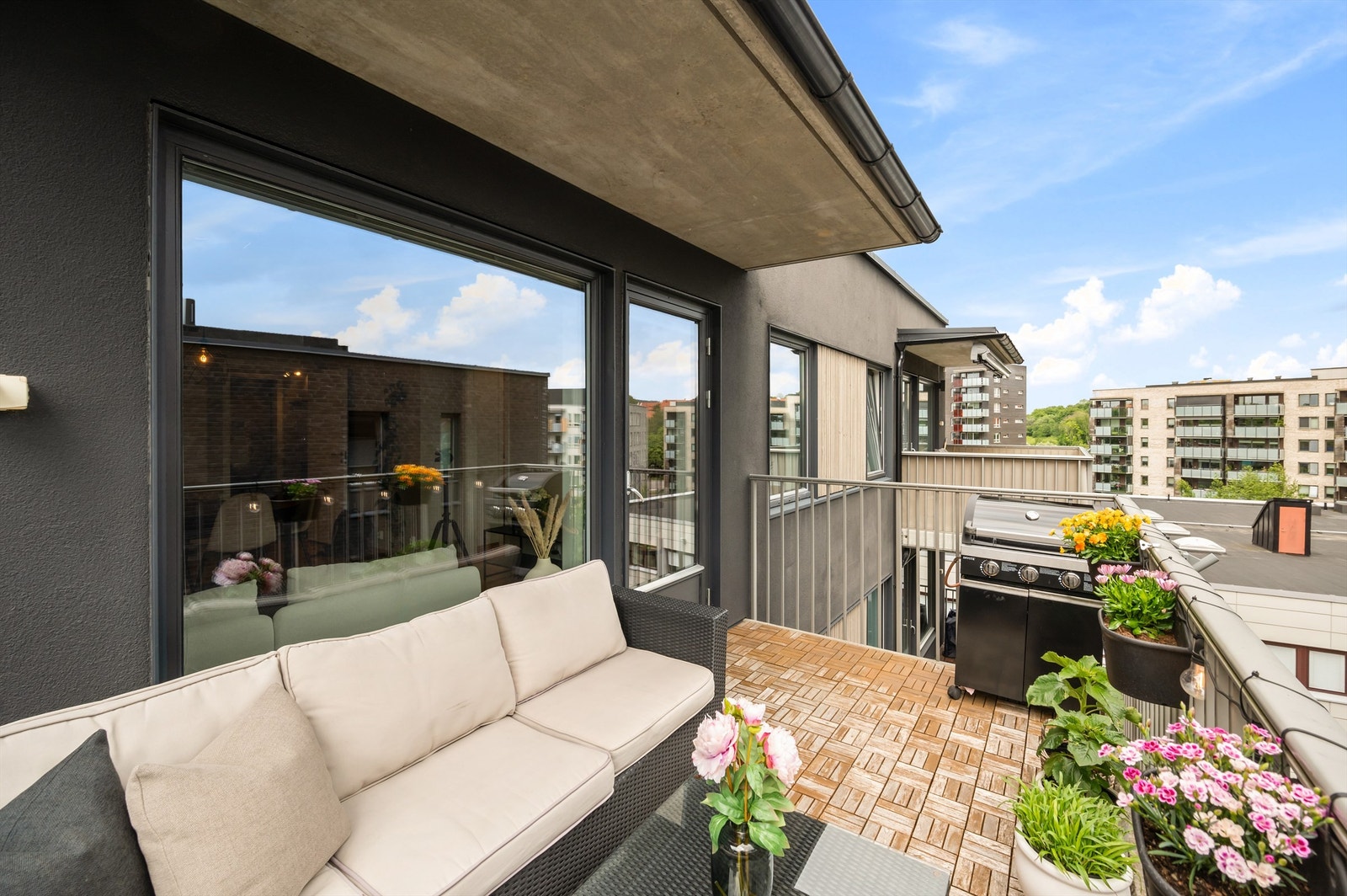 Selger opplyser om sol fra ca. klokken 7-17 sommerstid. Galleribilde