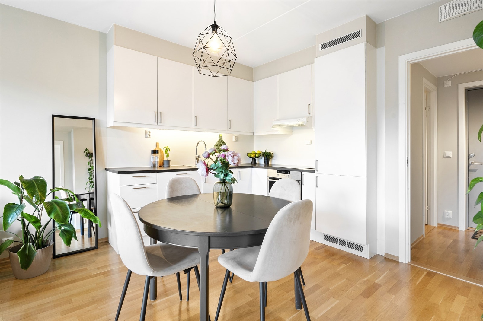 Moderne, åpen kjøkkenløsning i delikat stil. Det er godt med skapplass, og kjøkkenet er praktisk integrert med stuen - perfekt for både hverdag og sosiale sammenkomster. Galleribilde