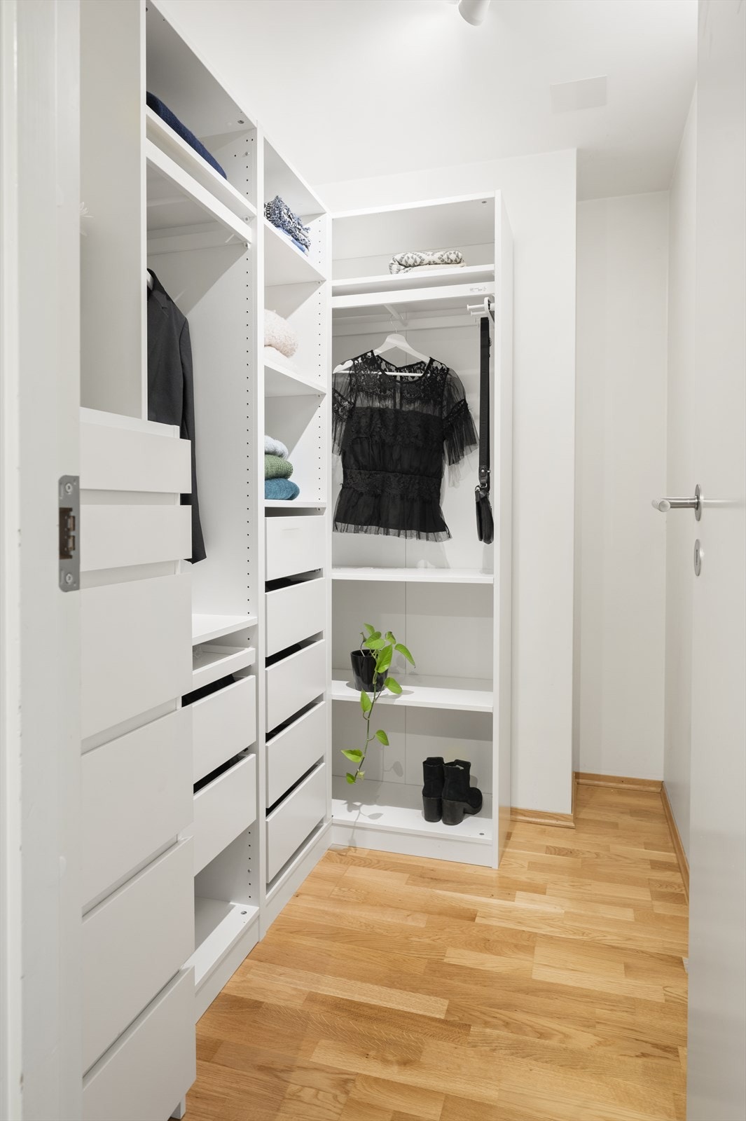 I tillegg disponerer leiligheten en kjellerbod på ca. 5 kvm. Her er lagringsplass ingen problem! Galleribilde