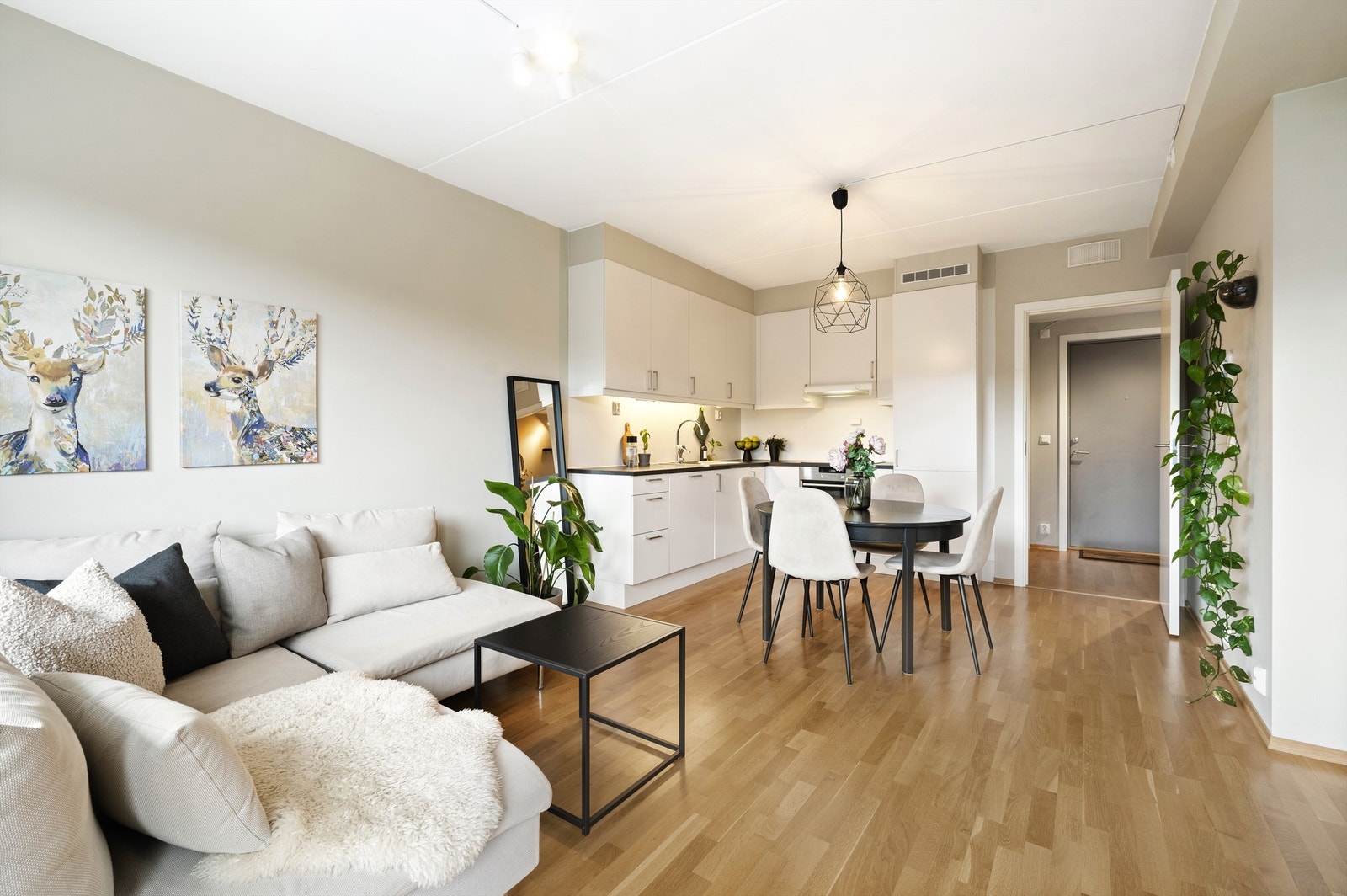 Innredningen består av slette fronter og laminat benkeplate med nedfelt oppvaskkum. Benkeskapsbelysning og stikkontakter under overskap. Galleribilde