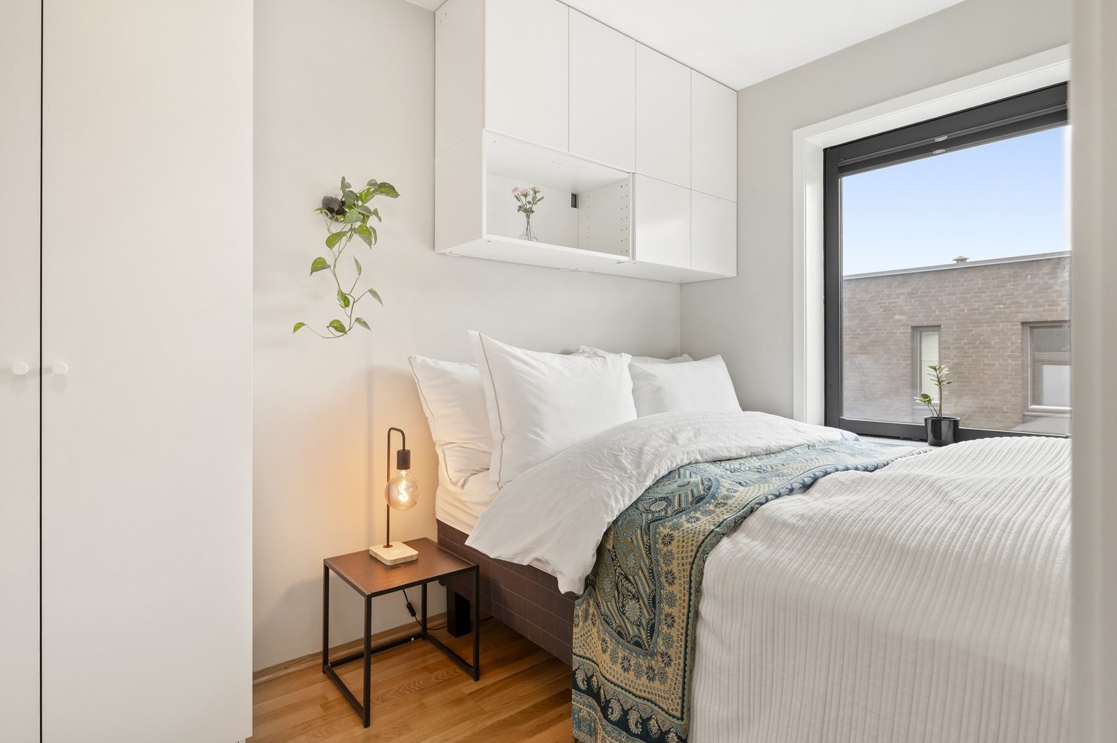 Rikelig med oppbevaringsplass i garderobeskap og skap over seng. Galleribilde