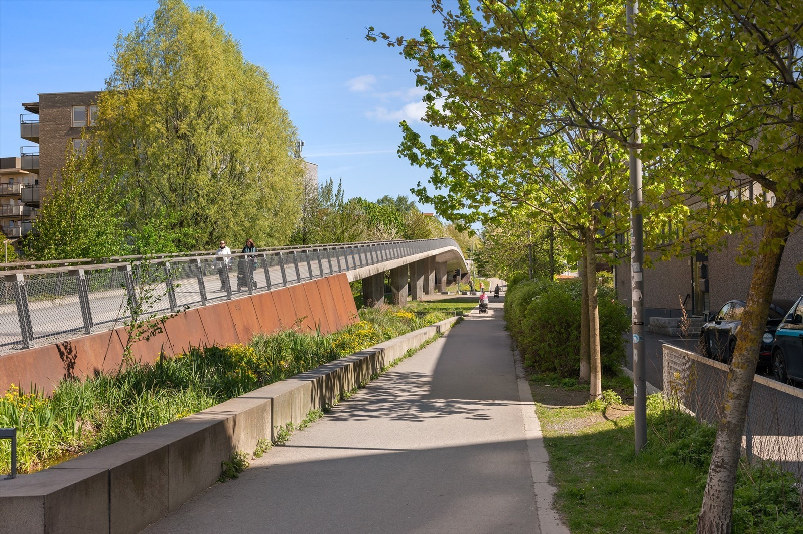 Hoved tur- og sykkelvei mot sentrum fra Groruddalen, Grefsenkollen og Østmarka passerer rett utenfor med svært gode turmuligheter. Galleribilde