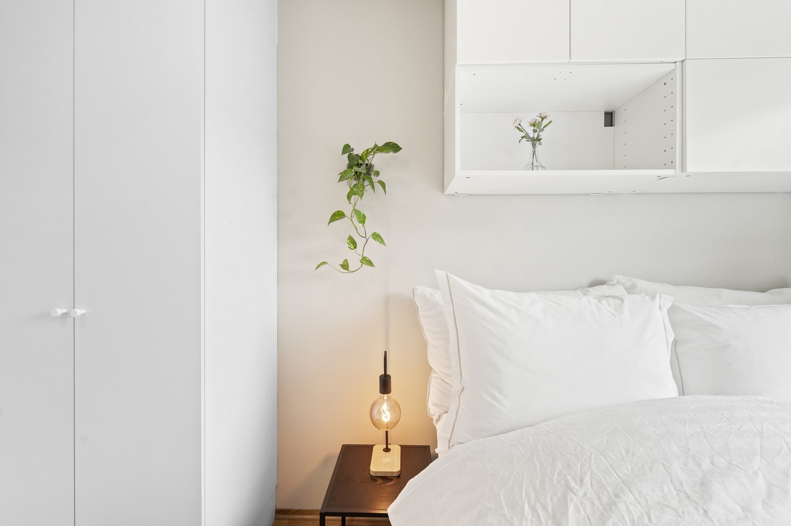 Veggene er lysmalt som gir rommet en rolig og harmonisk stemning - ideelt for avkobling etter en lang dag. Galleribilde