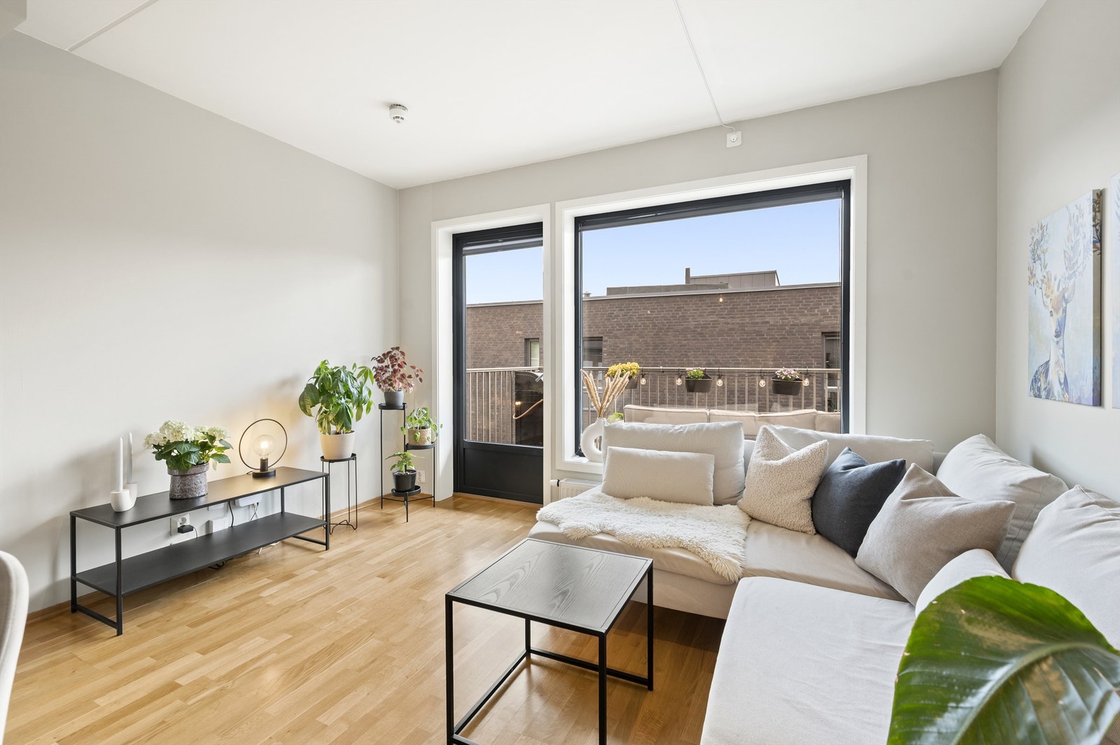 Stuen byr på møbleringsmuligheter med plass til både sofa, salongbord, TV-løsning og spisebord. Veggene er malt i en delikat farge. Galleribilde