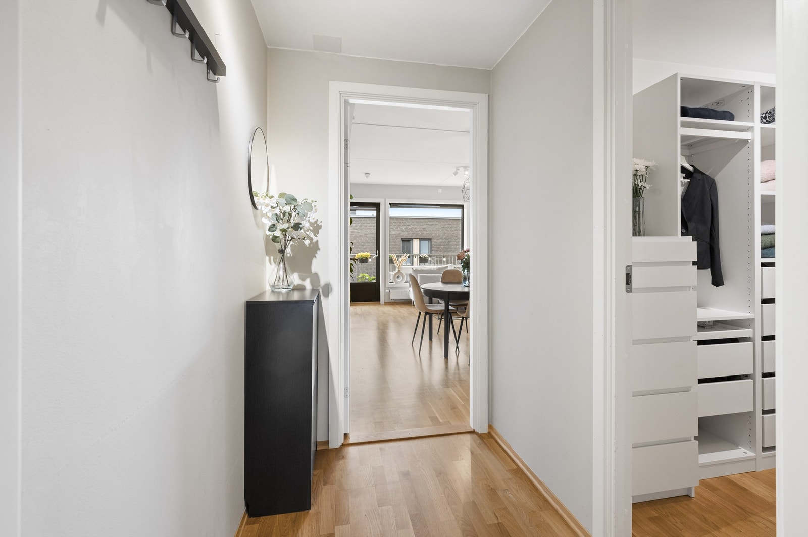 Velkommen inn! Leilighetens entré er innbydende og gir et godt førsteinntrykk av boligen. Her er det plass til å henge fra seg yttertøy og sette fra seg sko. Galleribilde