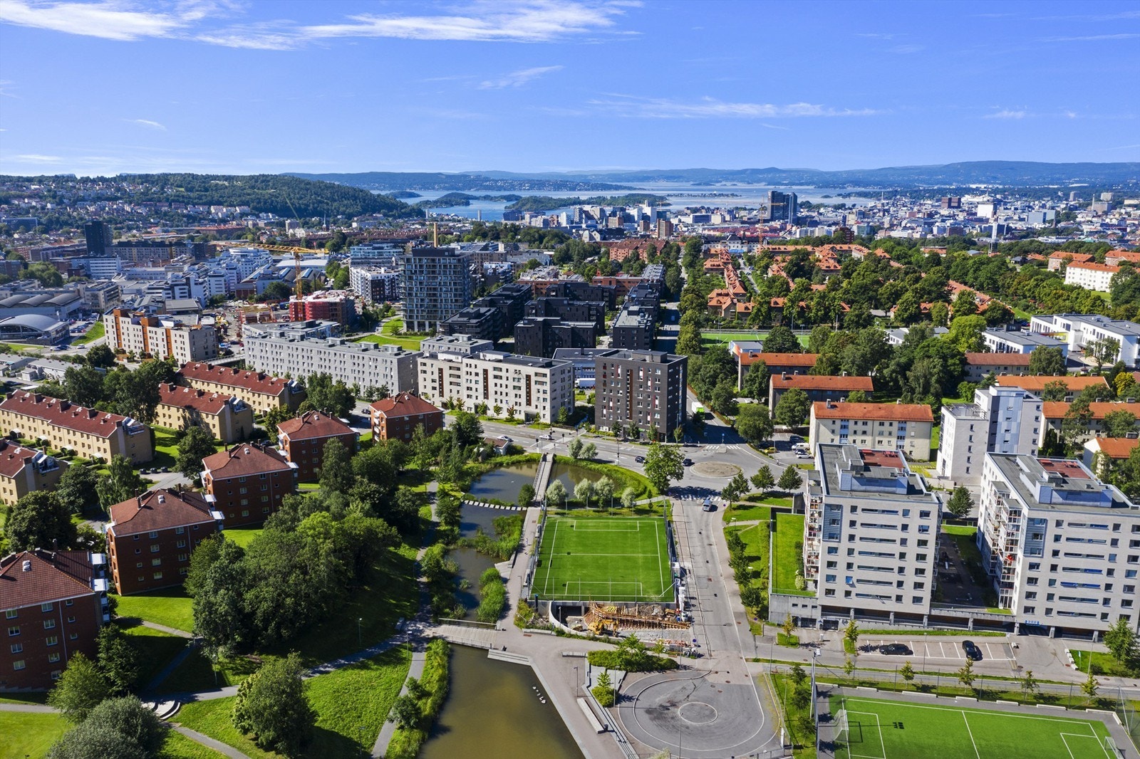 Sentral og attraktiv beliggenhet på spennende Hasle, nærmere bestemt mellom Lille Tøyen Hageby, Hovin og Ensjø. Idylliske og ærverdige Lille Tøyen Hageby er nærmeste nabo. Galleribilde