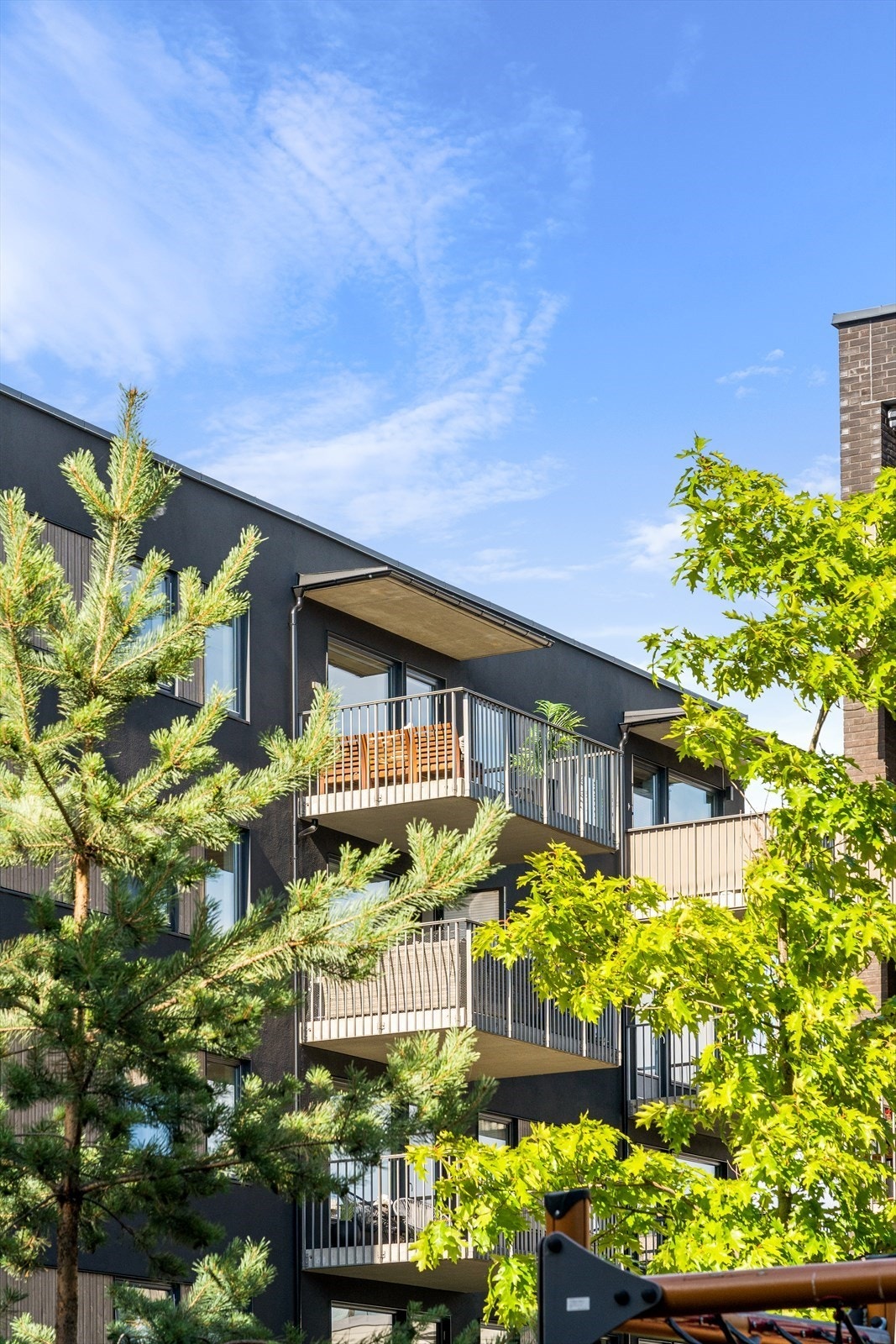 Det er tidvis garasjeplasser til salgs og til leie i felles Marienfryd garasjesameie. For øvrig gateparkering etter områdets bestemmelser. Galleribilde