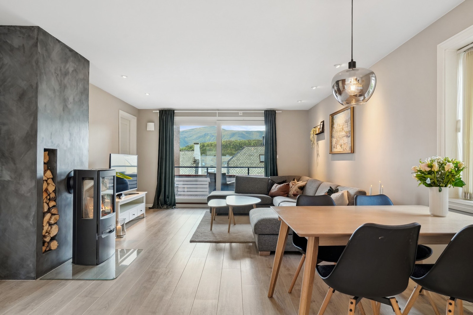 Her er det moderne overflater, med slette vegger og laminat på gulvet - det er varmekabler i stuedelen. Legg merke til den nydelige utsikten, denne har man alltid i bakgrunnen. Galleribilde