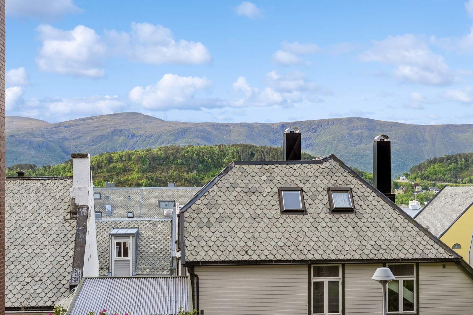 Balkongen er sørvendt og kan friste med gode sol- og utsiktsforhold. Galleribilde