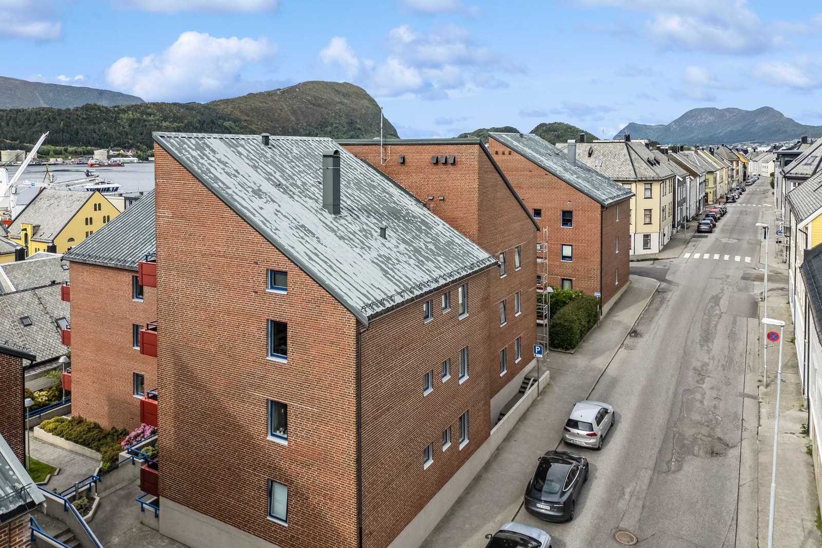 Leiligheten er beliggende i et populært borettslag midt i bysentrum og har kort avstand til alt du trenger i det daglige. Galleribilde