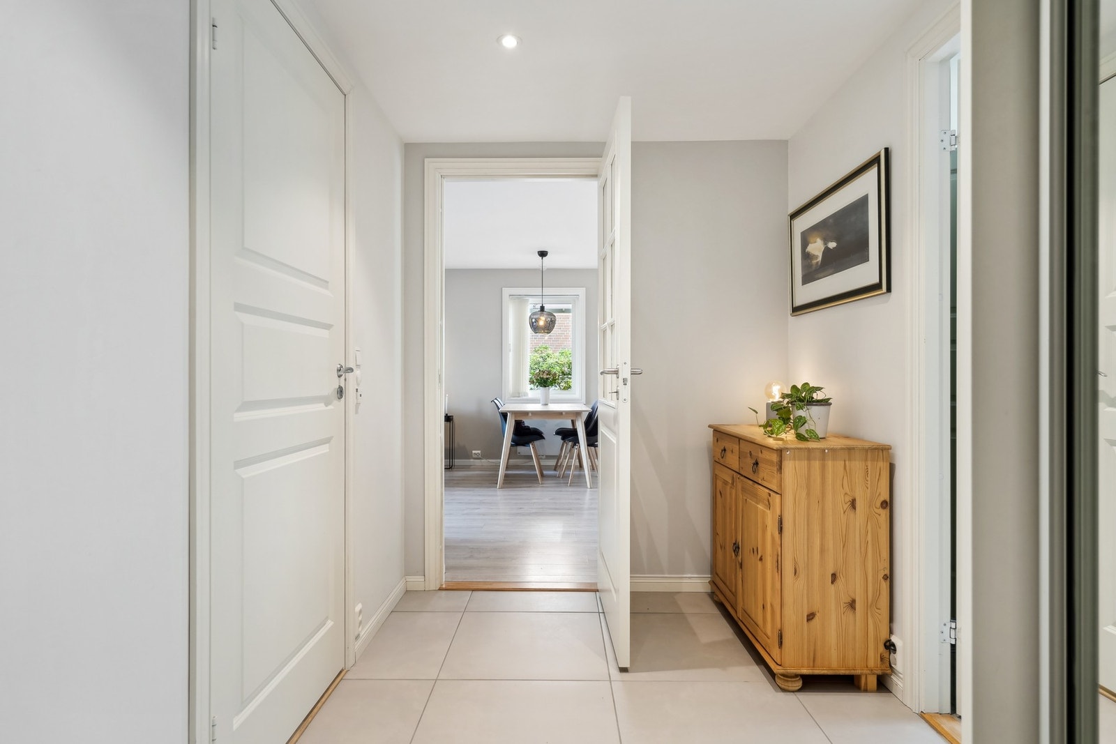 Velkommen inn! Entréen er romslig og har flislagte gulv. Galleribilde