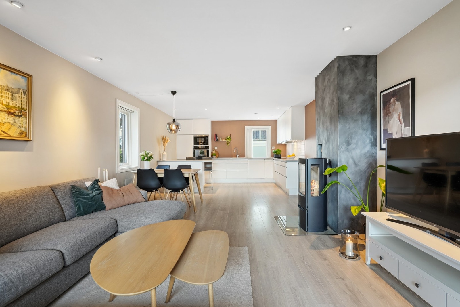 Stuen er i åpen løsning med kjøkkenet og skaper et sosialt allrom med god plass til både familie og venner. Galleribilde
