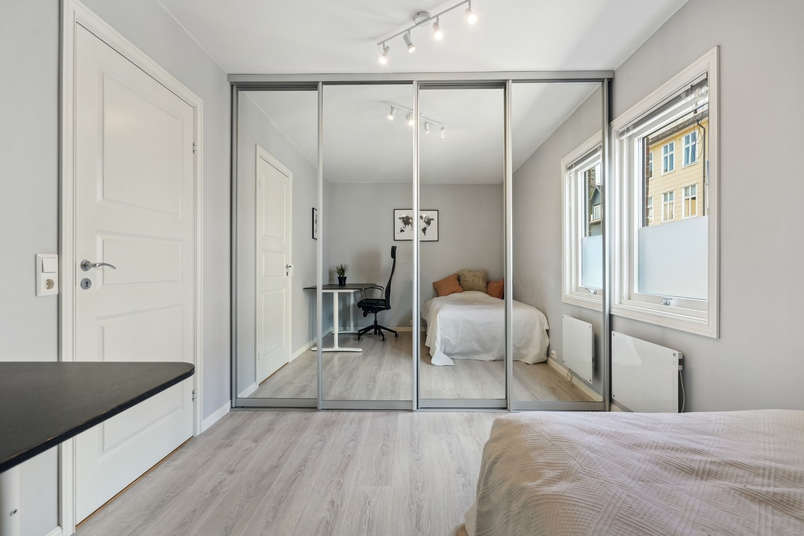 Det andre soverommet er utstyrt med en romslig skyvedørsgarderobe med speilfronter, her er det godt med oppbevaringsplass. Galleribilde