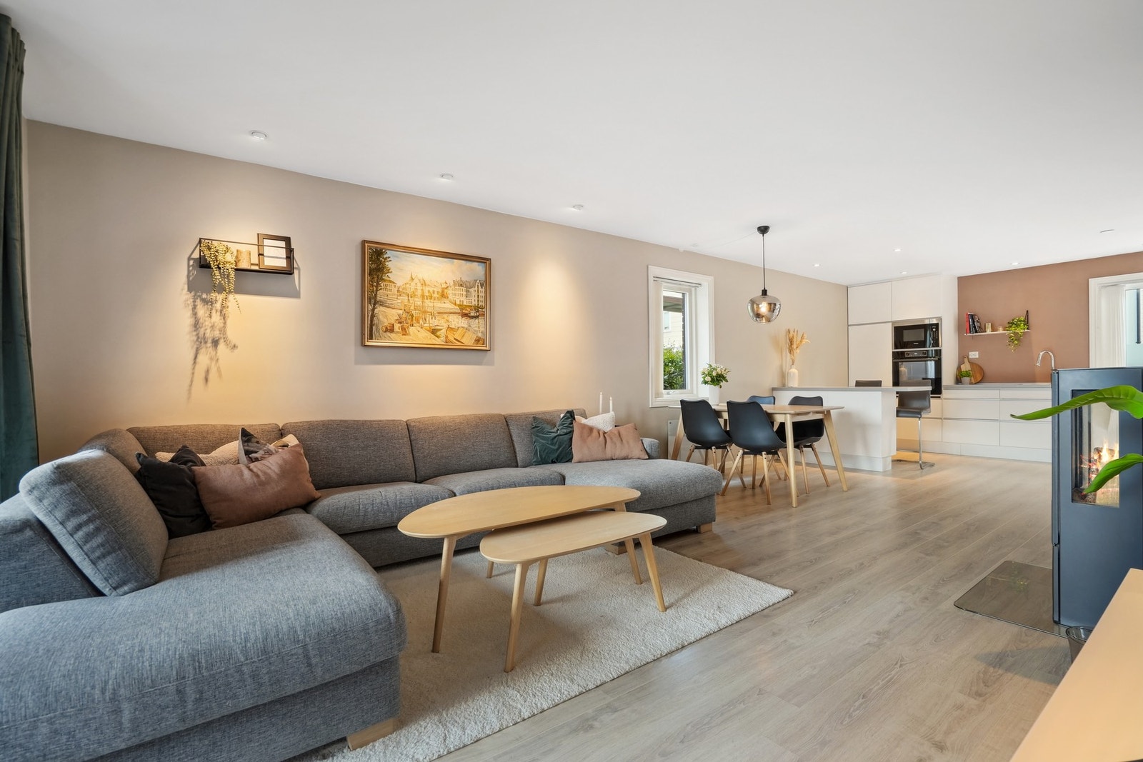 Leiligheten er av god størrelse, og har en svært praktisk planløsning med åpen stue/kjøkken løsning. Galleribilde