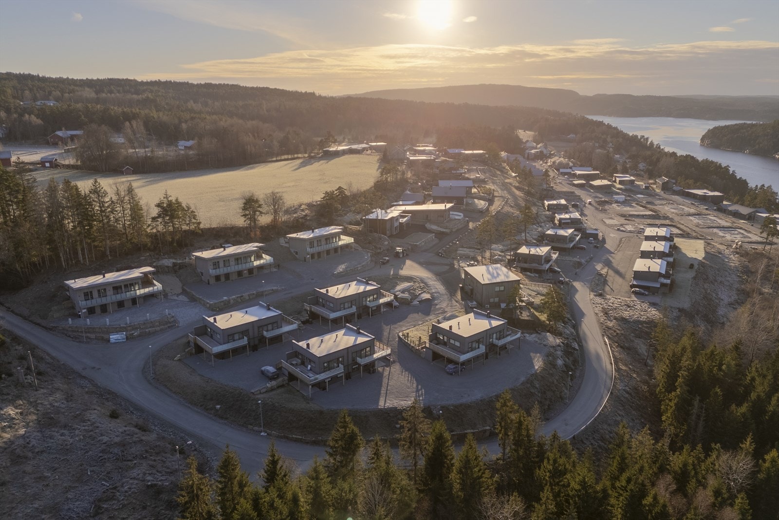 Flott beliggende på Fagerholt, nesten innerst på ett nytt boligfelt, beliggende ca. 9 km fra Halden sentrum. Feltet ligger i ett stille og rolig område, grenser til naturen med fjellpartier og skog, og har flott utsikt ned til Iddefjorden Galleribilde