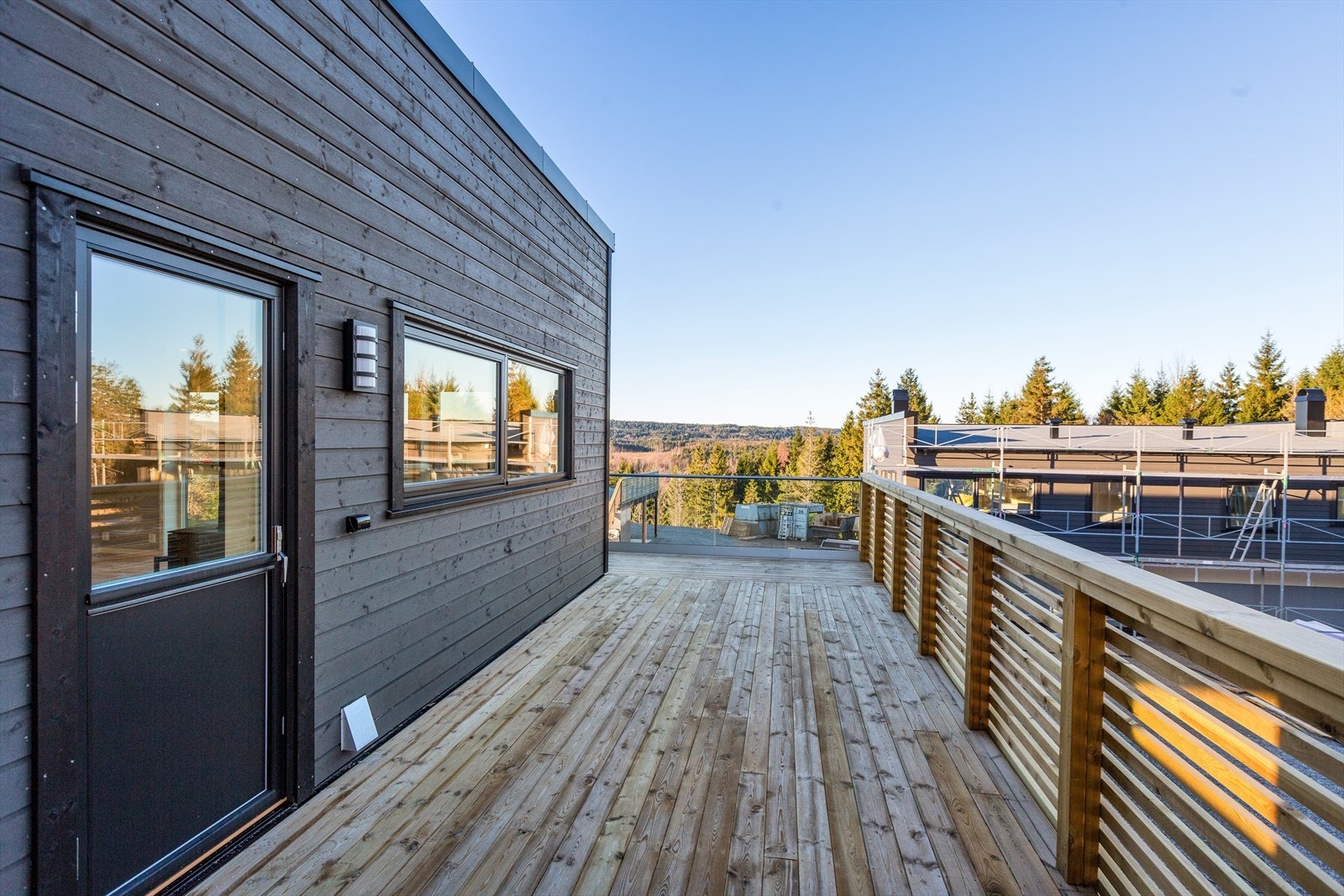 Boligene ligger høyt og fritt med noe utsikt. Det leveres balkongrekkverk i glass og stål og tre. Impregnerte 28x120 terrassebord Galleribilde