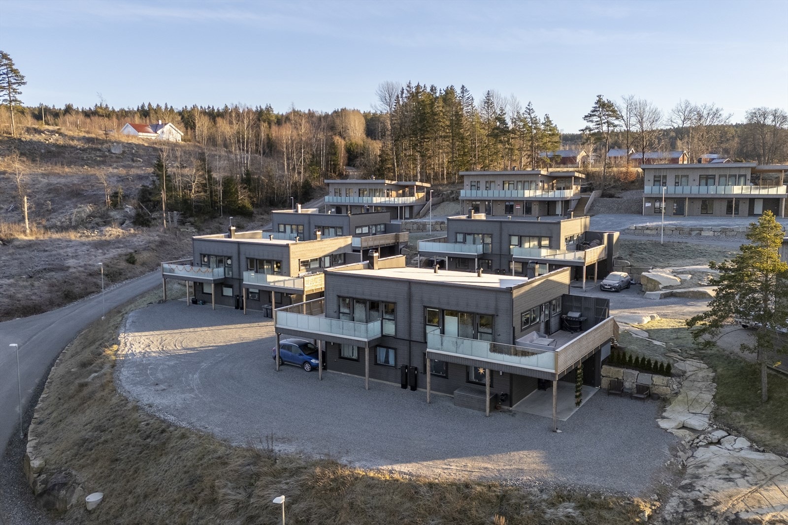 Parkering i romslig carport på 18,5 kvm. med klargjort tomrør til eks. elbil lading i sportsbod. Det er ellers parkeringsmuligheter på egen tomt Galleribilde