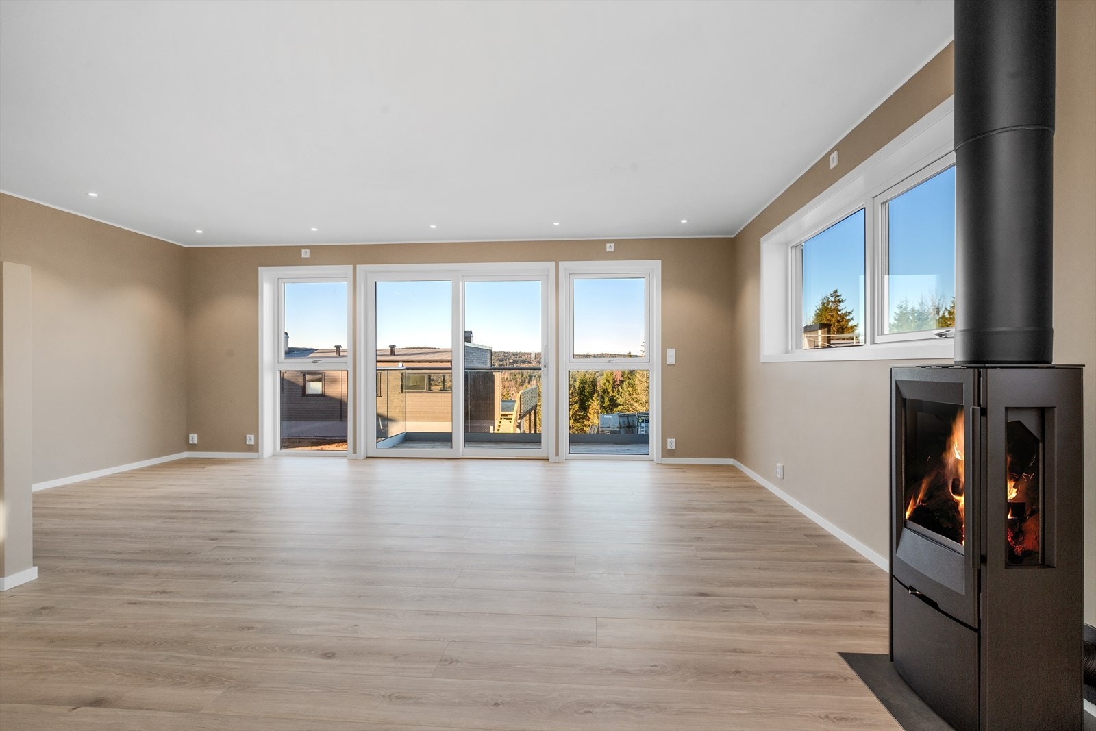 Stålpipe med vedovn i stue. Malt gips på alle vegger med unntak av bad/wc som har fliser. Tak med malt gips. Hvite slette gulvlister. Boligene leveres uten taklister. Slette, hvite innerdører Galleribilde