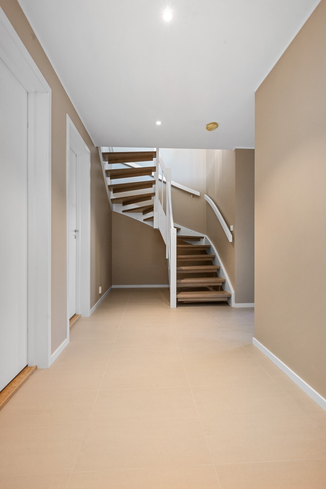 Velkommen inn! Gulvoverflater i gang, bad/wc og vaskerom/teknisk rom er flislagt med varmekabler. Resterende gulv i boligen har Opus 1 stavs laminat med varmekabler (folie) i stue og kjøkken Galleribilde