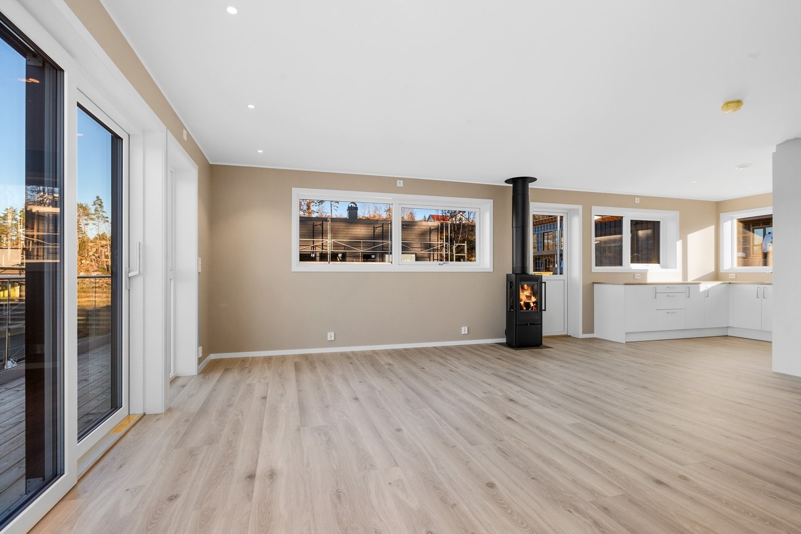 Vinduer og balkongdører leveres med 3 lags isolerglass fra Natre Galleribilde