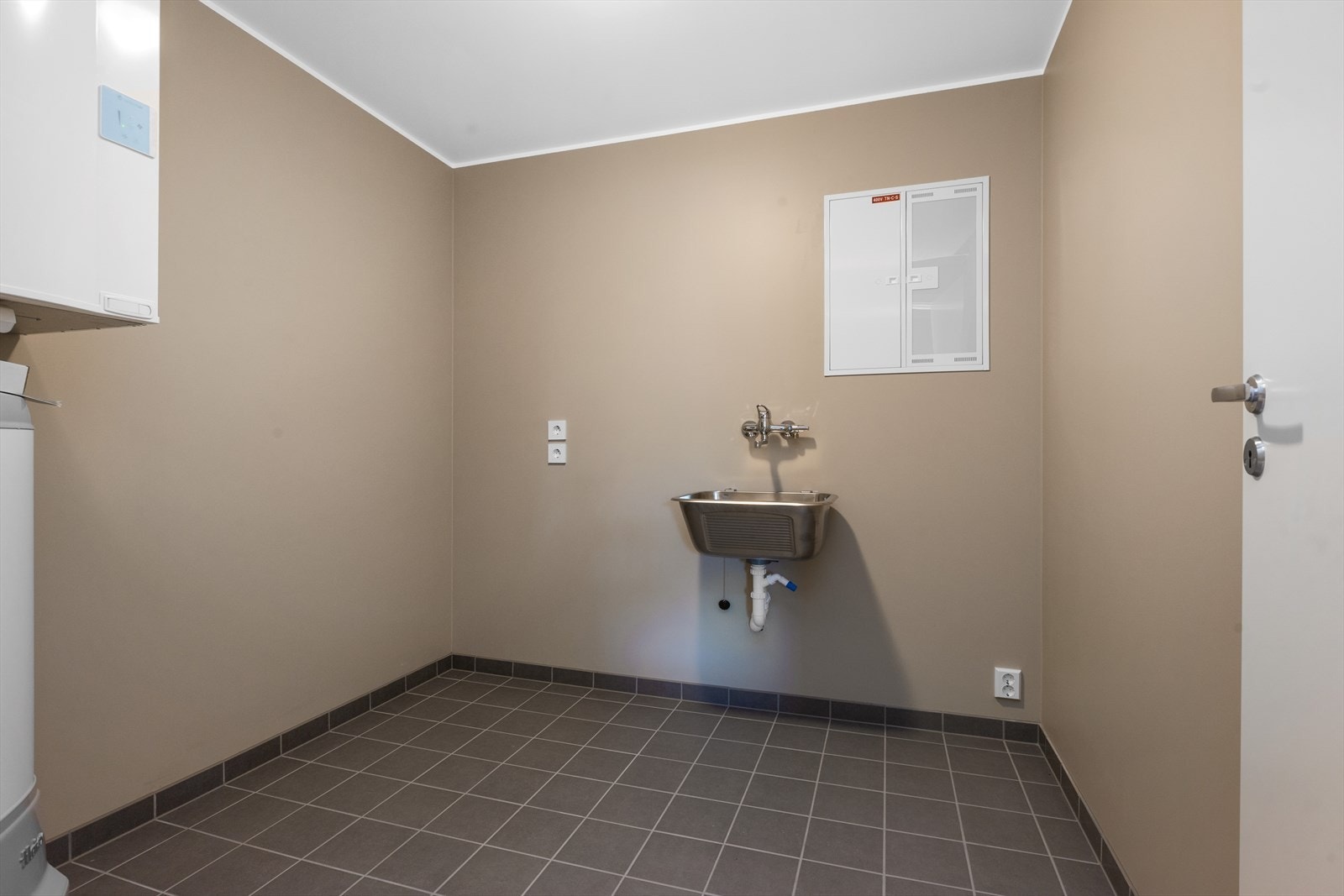 Eget vaskerom/teknisk rom med ferdig opplegg for vaskemaskin og med 180 liters varmtvannsbereder Galleribilde