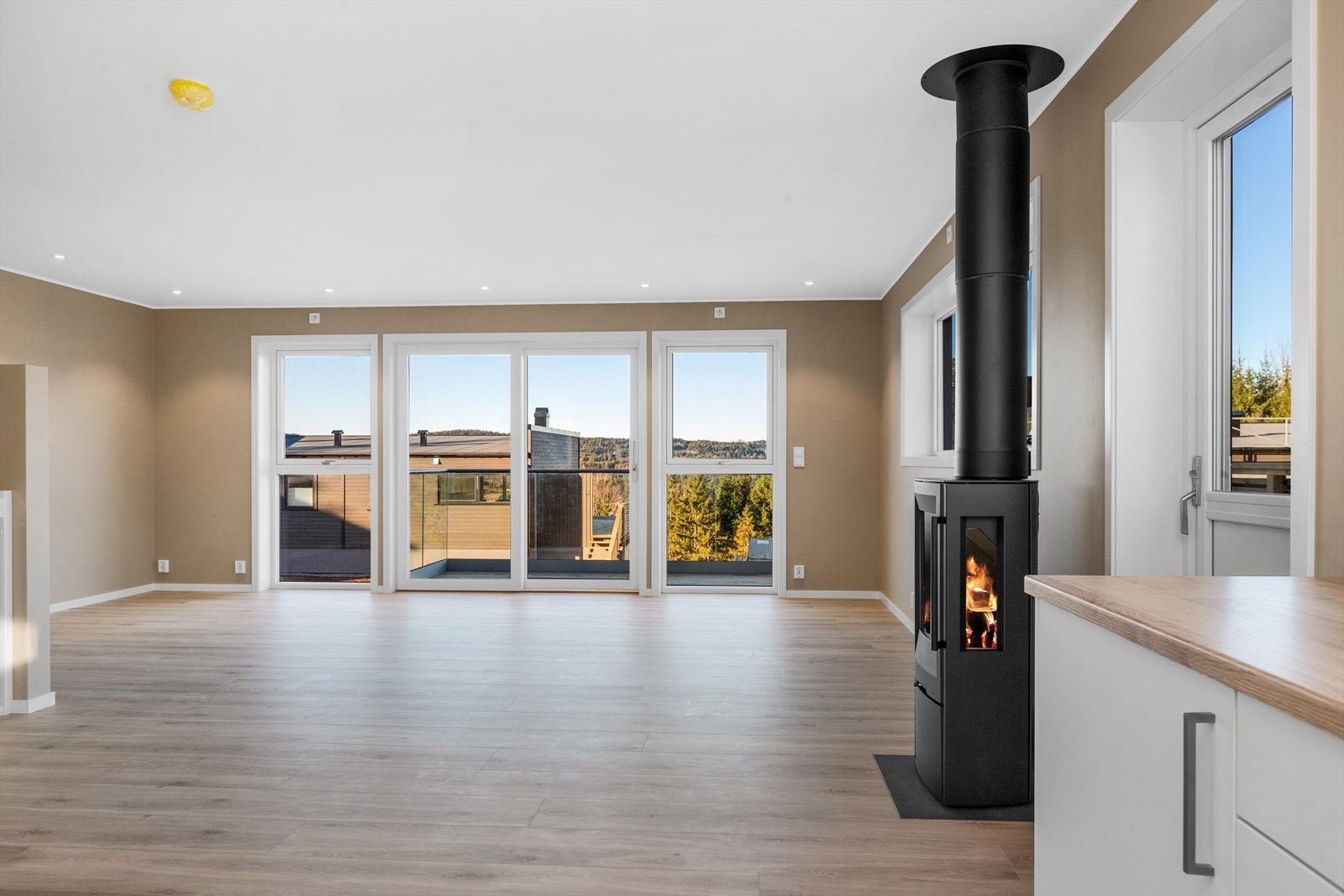 Boligene leveres med 10 downlights i stue og kjøkkentaket Galleribilde