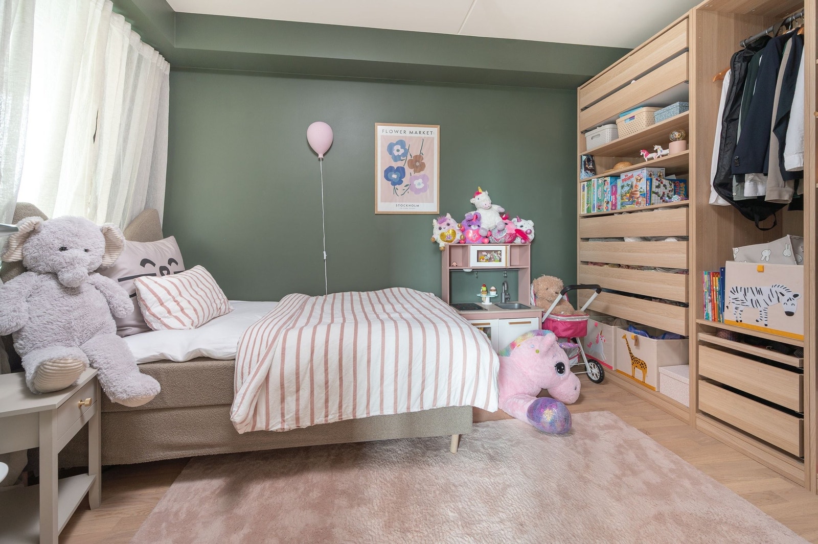 Soverom 1 av god størrelse, med plass til dobbeltseng. Plassbygd hylleløsning medfører kjøpet! Galleribilde