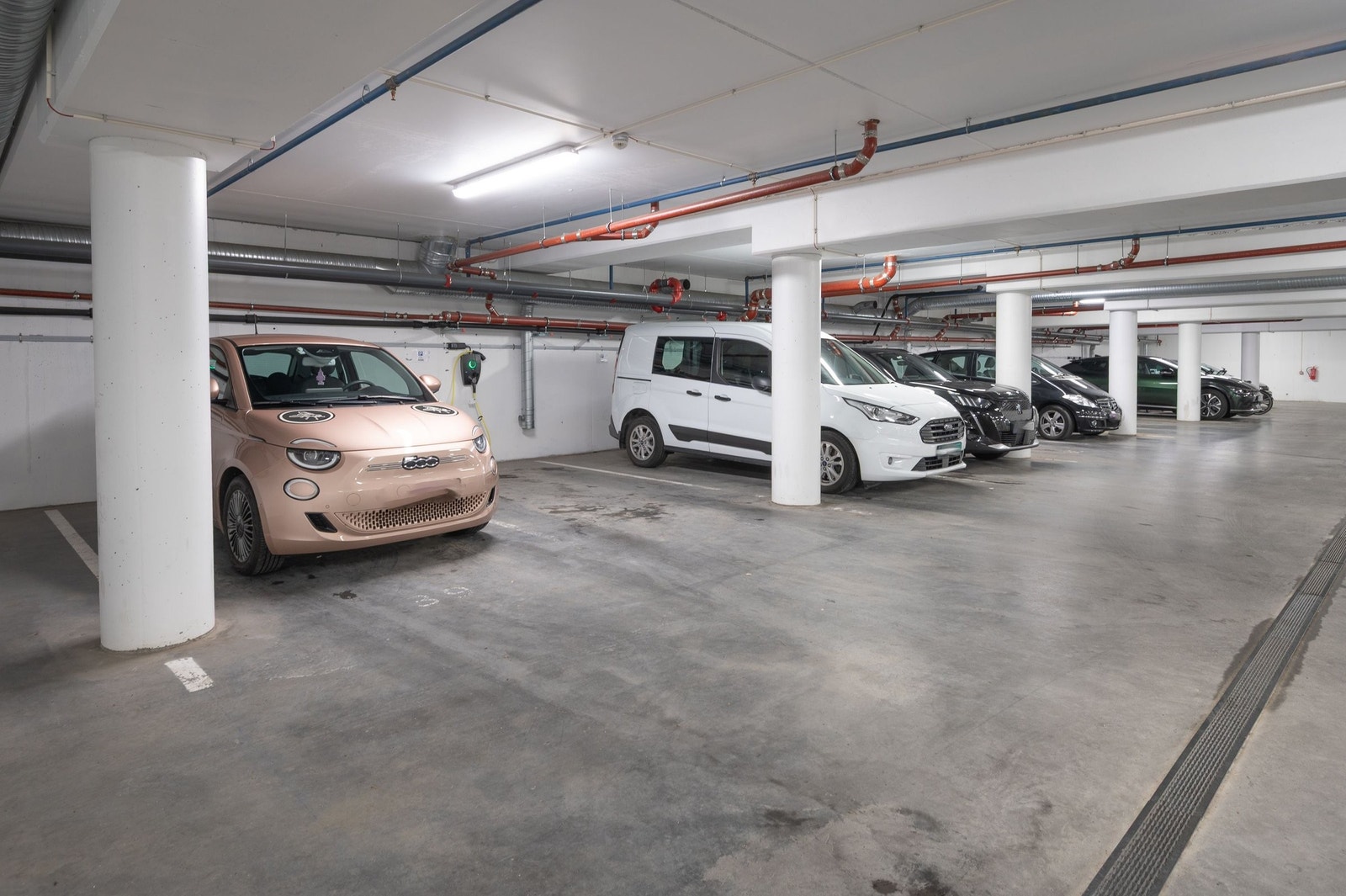 Det medfølger garasjeplass. Her kan man kjøre rett inn fra porten! Galleribilde