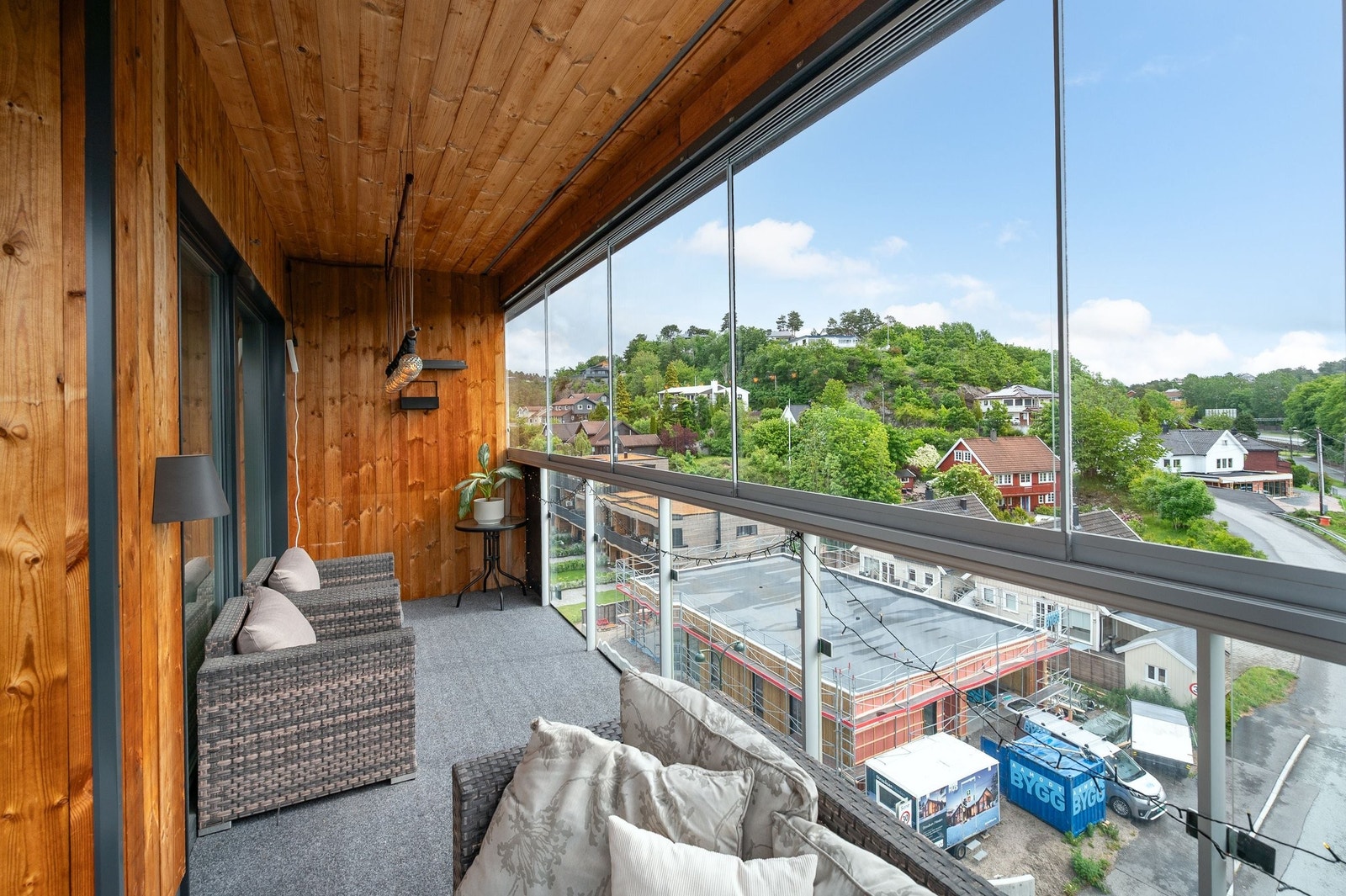 Teppet er fra 2021, og kan enkelt fjernes. Under teppet ligger det terrassebord. Galleribilde