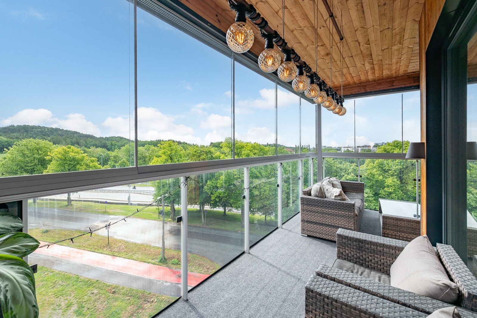 Stor vinklet balkong som gir god plass til innredning og beplantning. Galleribilde