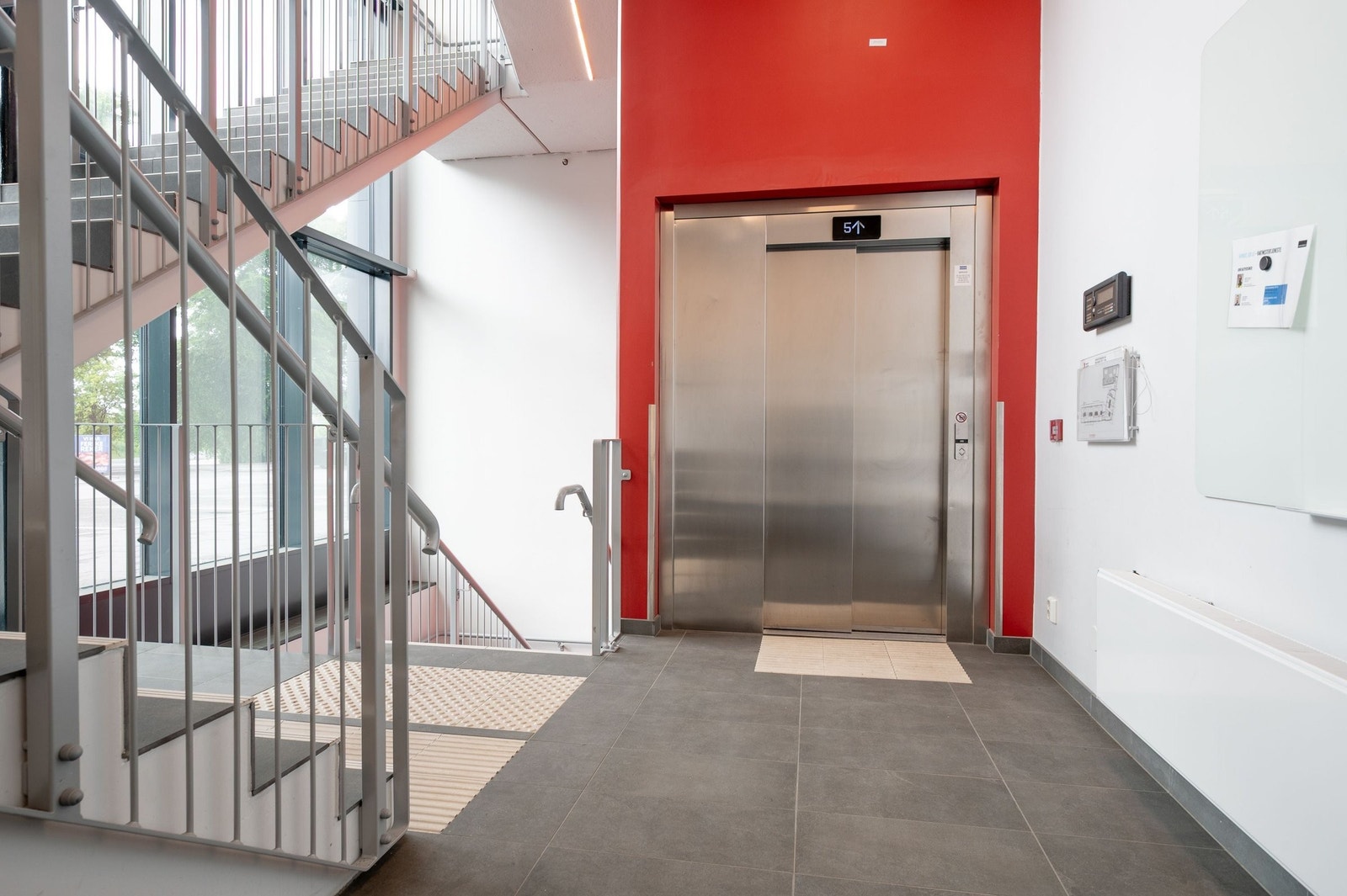 Inngangen til leiligheten er rett frem for heisen i 5.etg. Galleribilde