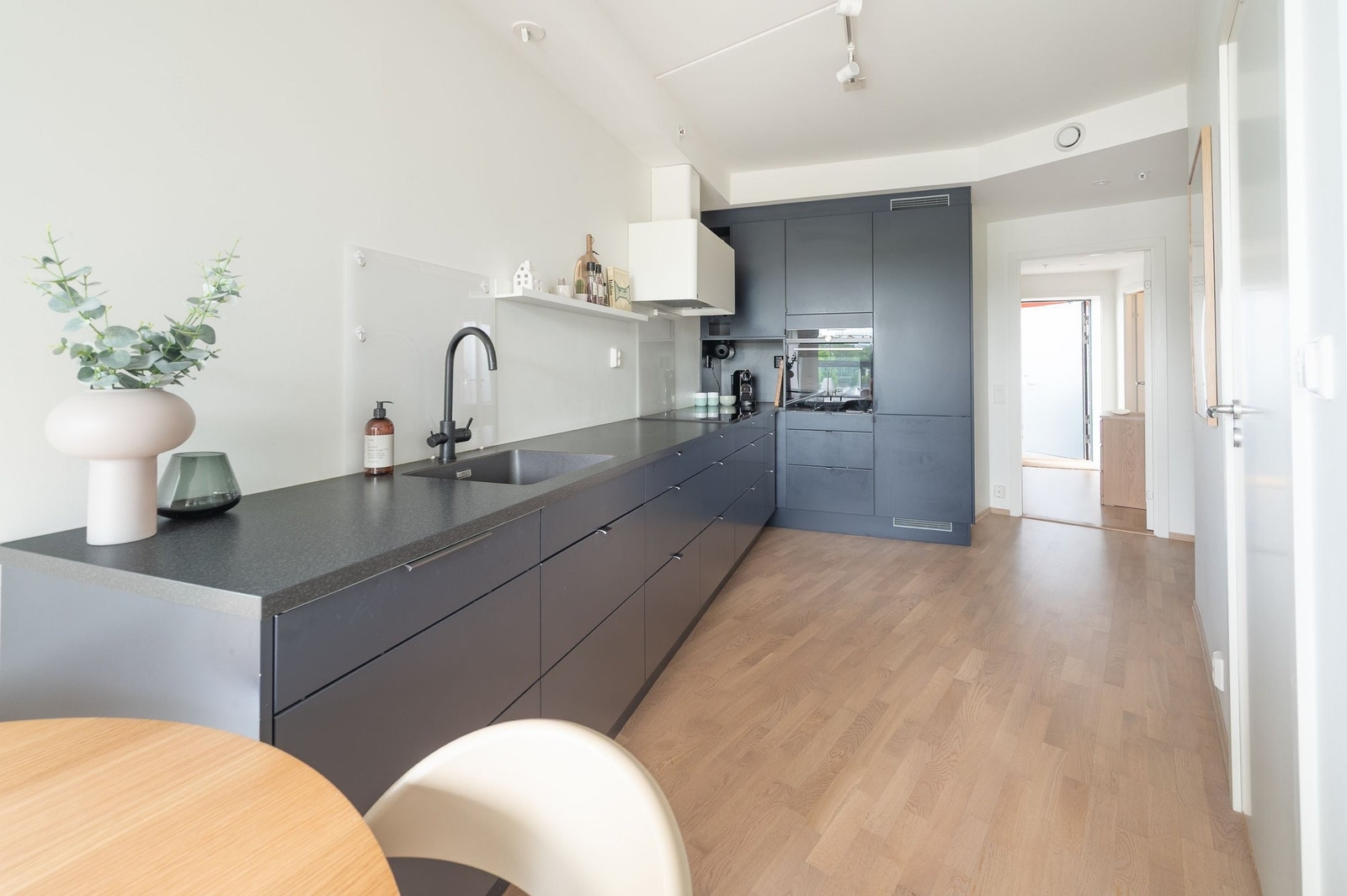 Stilrent kjøkken fra Sigdal med masse benkeplass. Galleribilde