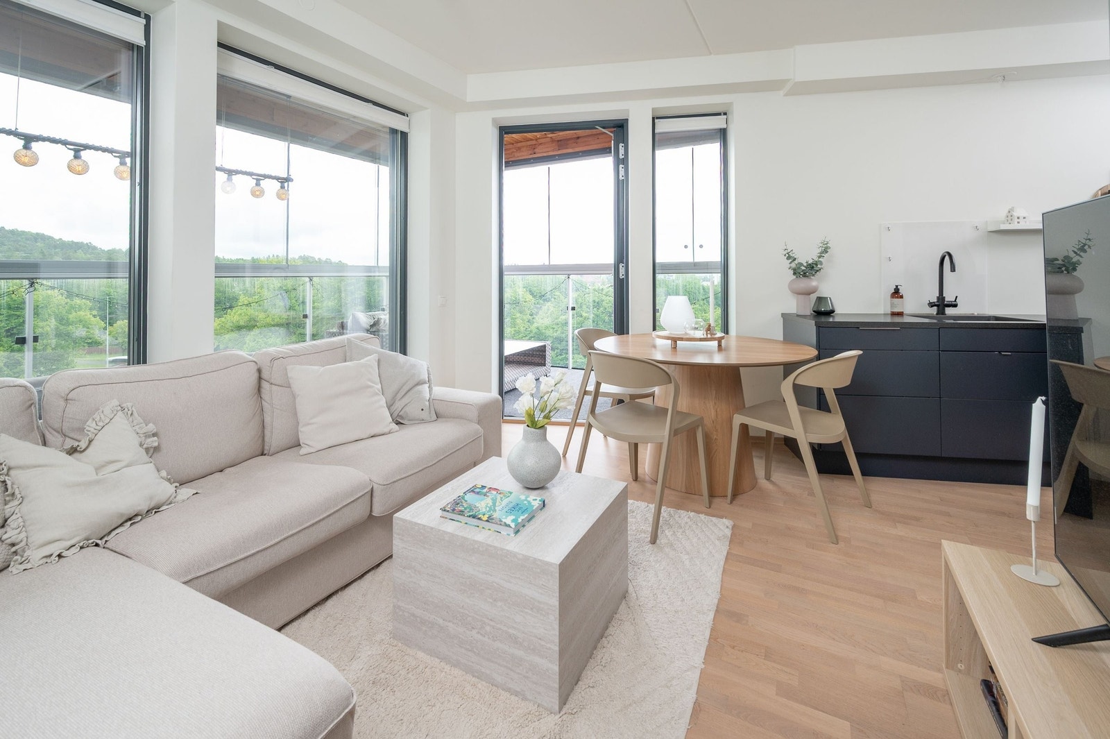 Romslig stue med plass til spisegruppe og sofamøblement. Galleribilde