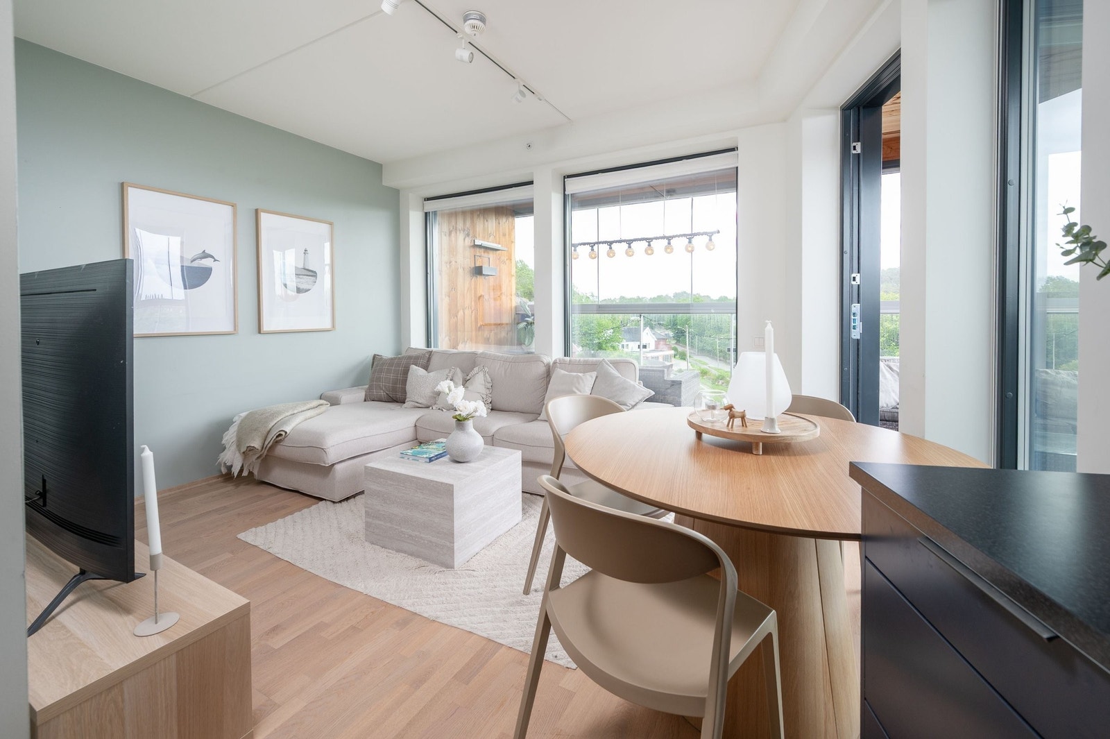 Alle vinduer er utstyrt med plisségardiner. Galleribilde