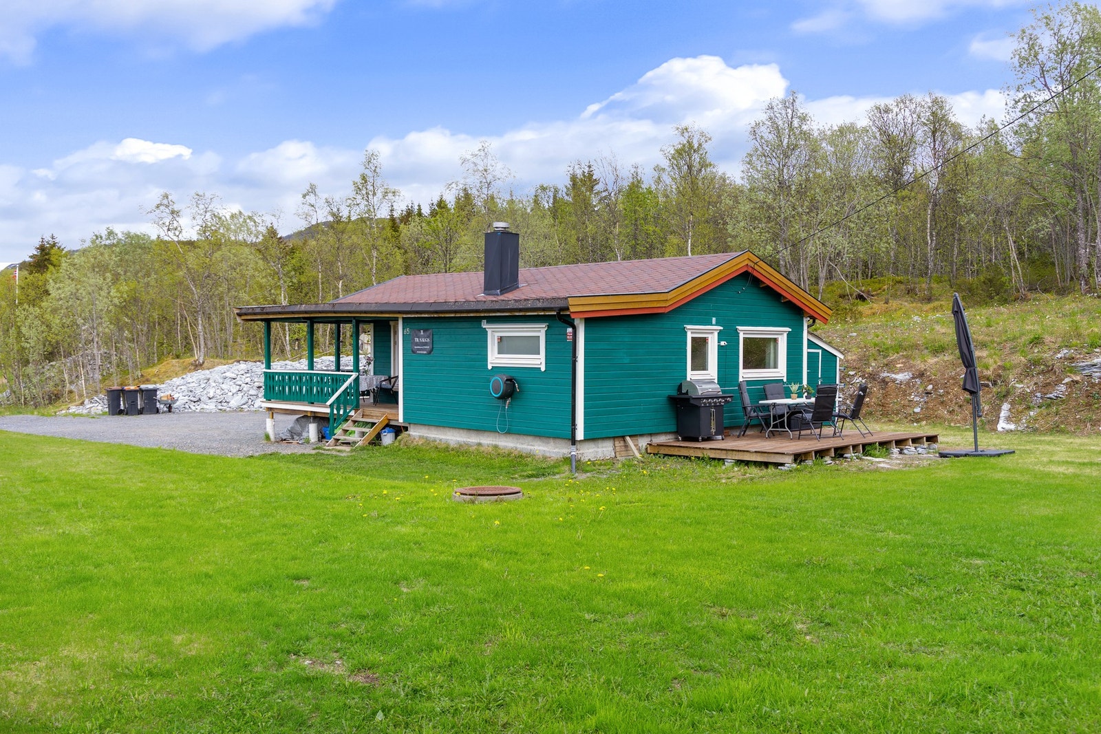 EIE eiendomsmegling v/Michael Knutsen har gleden av å presentere Kvitforsveien 65, en sjarmerende bolig i landlige omgivelser Galleribilde