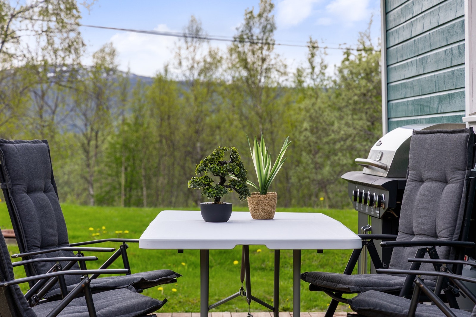 Terrasse- områder på begge sider av boligen gir mulighet for å flytte seg etter sola! Galleribilde