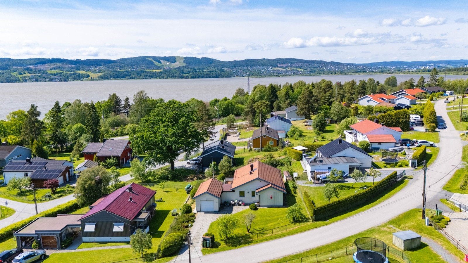 Velkommen til Balnesveien 30 - en trivelig enebolig i attraktive og rolige omgivelser i Fetsund. Galleribilde